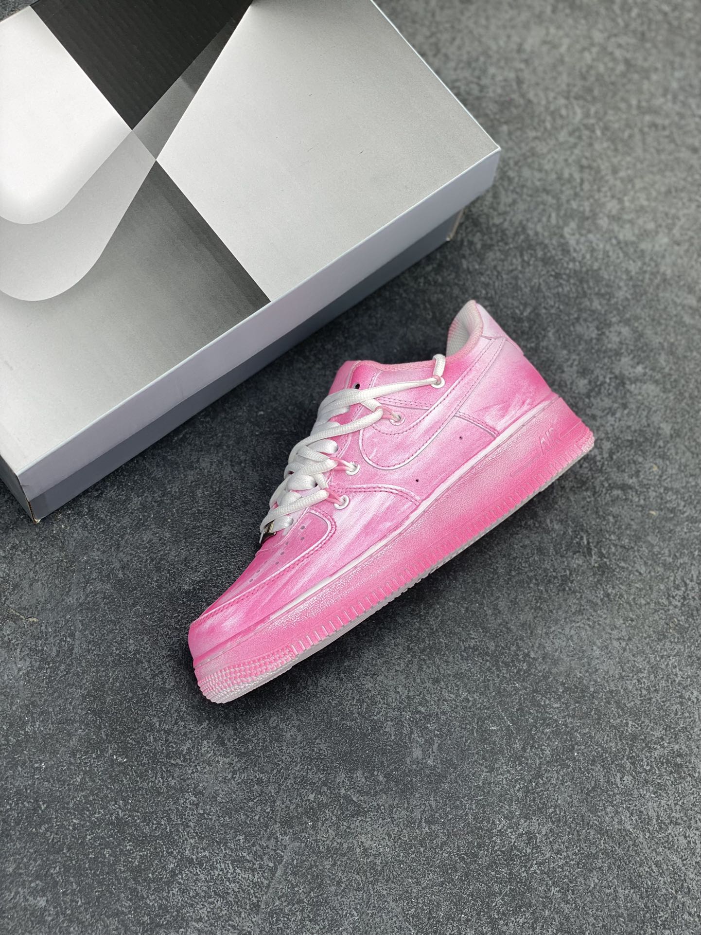 图片[7]-“迷幻粉”✨订制空军一号板鞋  该定制版球鞋选用原鞋款为Nike Air Force 1\’07 空军一号低帮休闲板鞋，用玫粉色铺色，运用粉刷手法，作出渐变艺术效果，再加上双鞋带，整体简约高级，颜色鲜艳又耐看。  货号：YY2024-727  尺码：36 36.5 37.5 38 38.5 39 40 40.5 41 42 42.5 43 44 44.5 45-选品中心