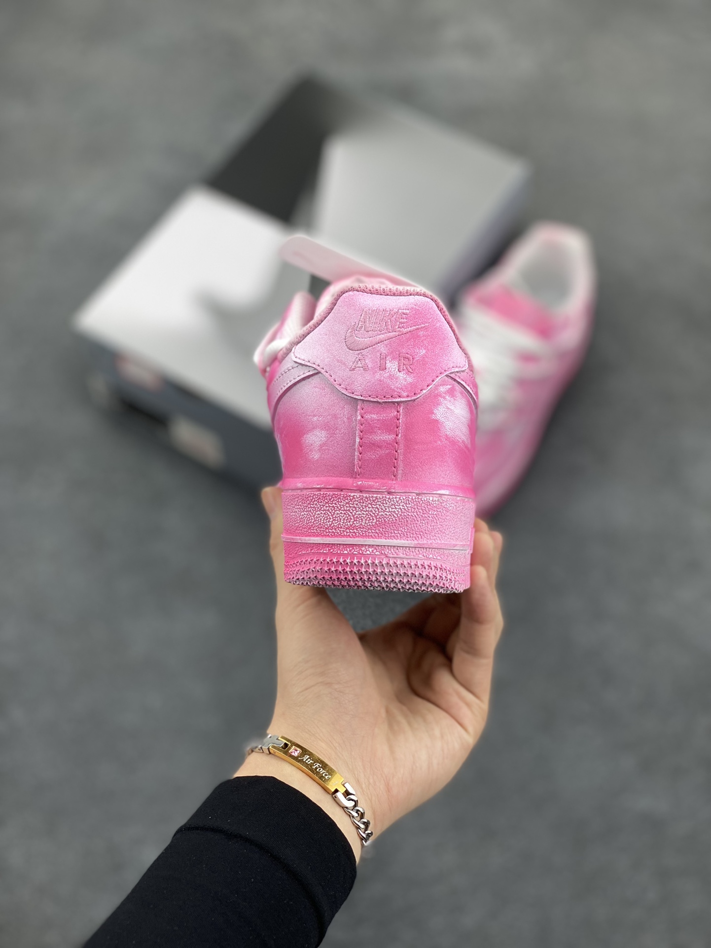 图片[4]-“迷幻粉”✨订制空军一号板鞋  该定制版球鞋选用原鞋款为Nike Air Force 1\’07 空军一号低帮休闲板鞋，用玫粉色铺色，运用粉刷手法，作出渐变艺术效果，再加上双鞋带，整体简约高级，颜色鲜艳又耐看。  货号：YY2024-727  尺码：36 36.5 37.5 38 38.5 39 40 40.5 41 42 42.5 43 44 44.5 45-选品中心