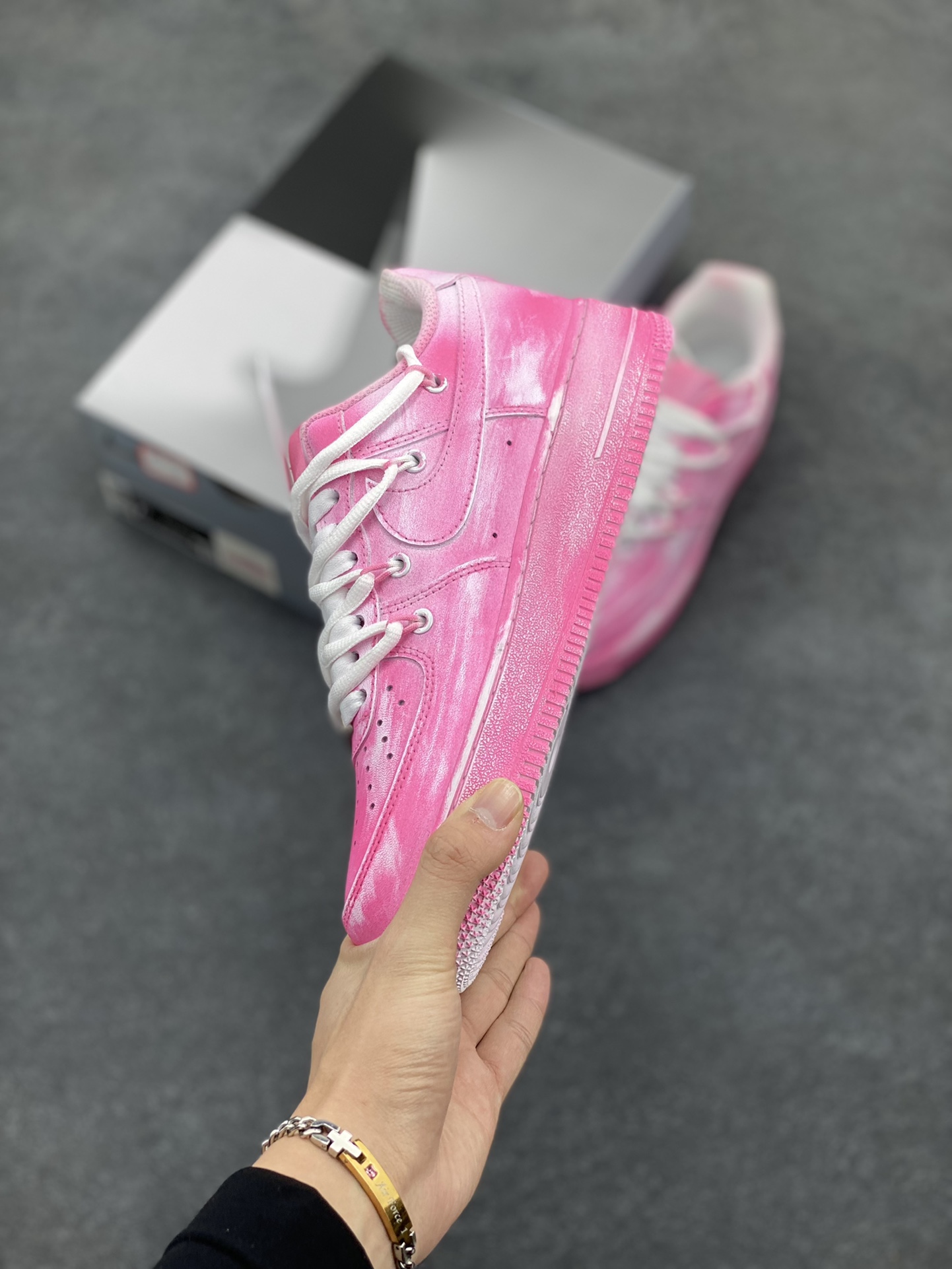 图片[3]-“迷幻粉”✨订制空军一号板鞋  该定制版球鞋选用原鞋款为Nike Air Force 1\’07 空军一号低帮休闲板鞋，用玫粉色铺色，运用粉刷手法，作出渐变艺术效果，再加上双鞋带，整体简约高级，颜色鲜艳又耐看。  货号：YY2024-727  尺码：36 36.5 37.5 38 38.5 39 40 40.5 41 42 42.5 43 44 44.5 45-选品中心
