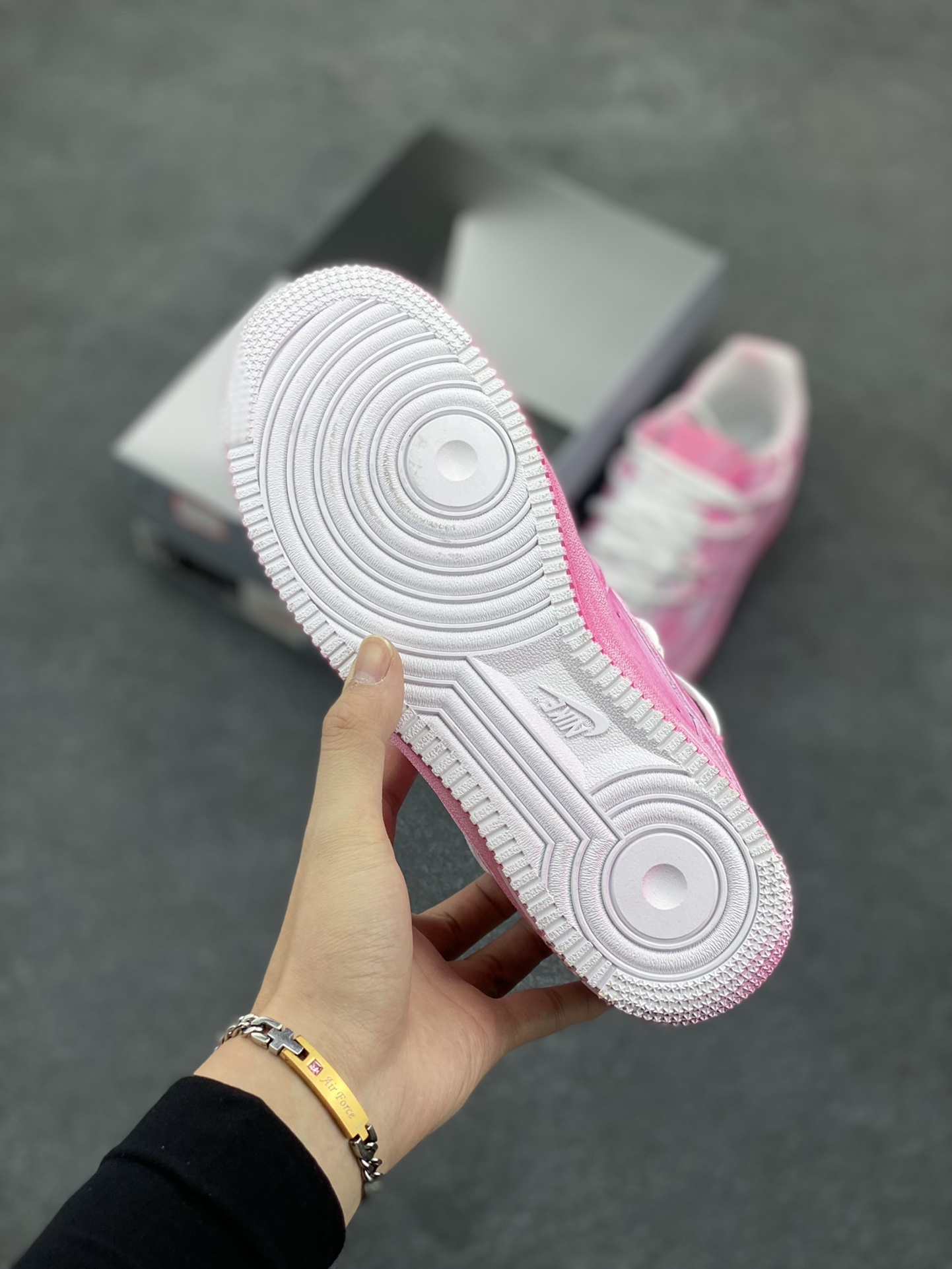 图片[5]-“迷幻粉”✨订制空军一号板鞋  该定制版球鞋选用原鞋款为Nike Air Force 1\’07 空军一号低帮休闲板鞋，用玫粉色铺色，运用粉刷手法，作出渐变艺术效果，再加上双鞋带，整体简约高级，颜色鲜艳又耐看。  货号：YY2024-727  尺码：36 36.5 37.5 38 38.5 39 40 40.5 41 42 42.5 43 44 44.5 45-选品中心