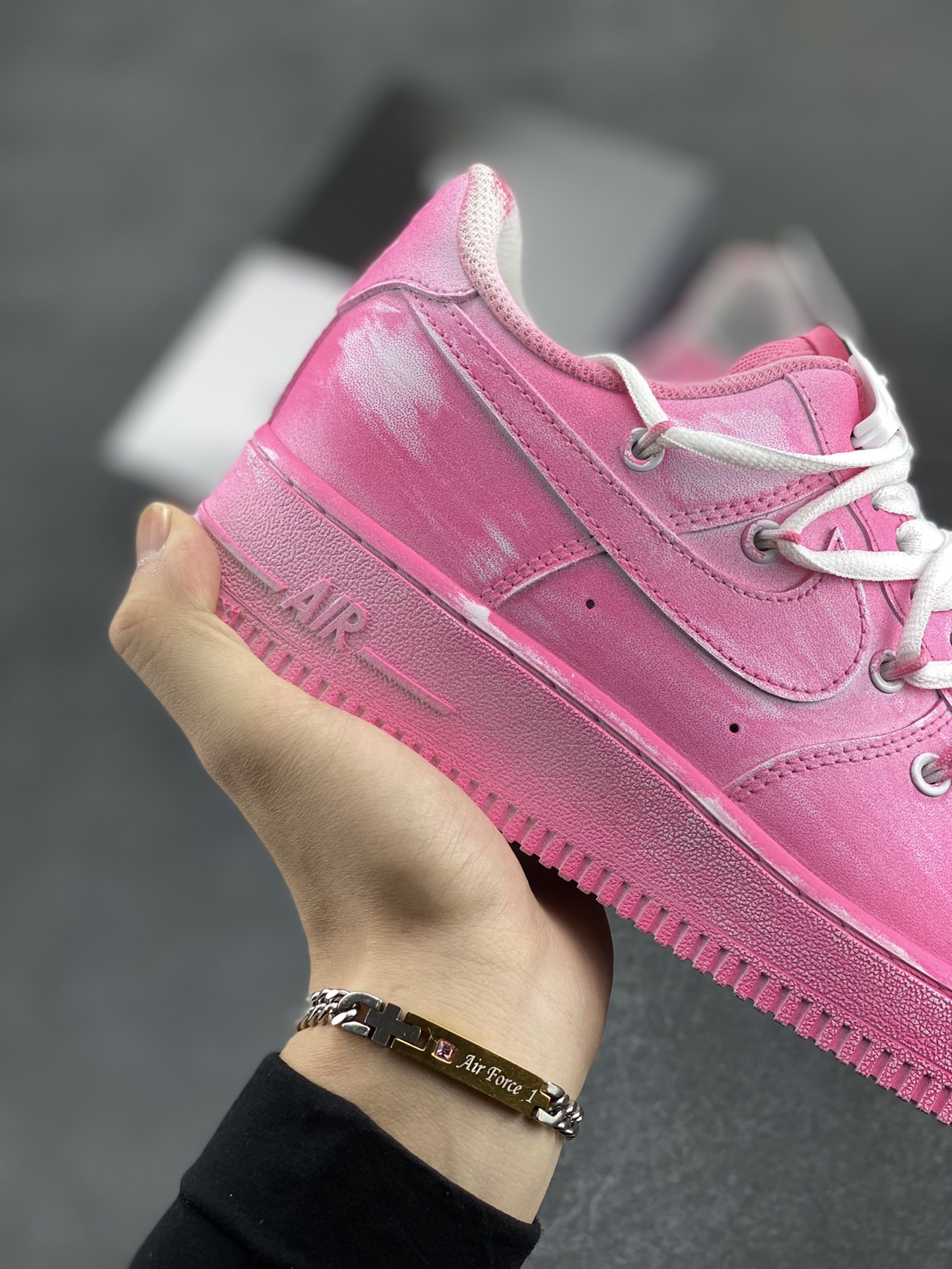 图片[6]-“迷幻粉”✨订制空军一号板鞋  该定制版球鞋选用原鞋款为Nike Air Force 1\’07 空军一号低帮休闲板鞋，用玫粉色铺色，运用粉刷手法，作出渐变艺术效果，再加上双鞋带，整体简约高级，颜色鲜艳又耐看。  货号：YY2024-727  尺码：36 36.5 37.5 38 38.5 39 40 40.5 41 42 42.5 43 44 44.5 45-选品中心