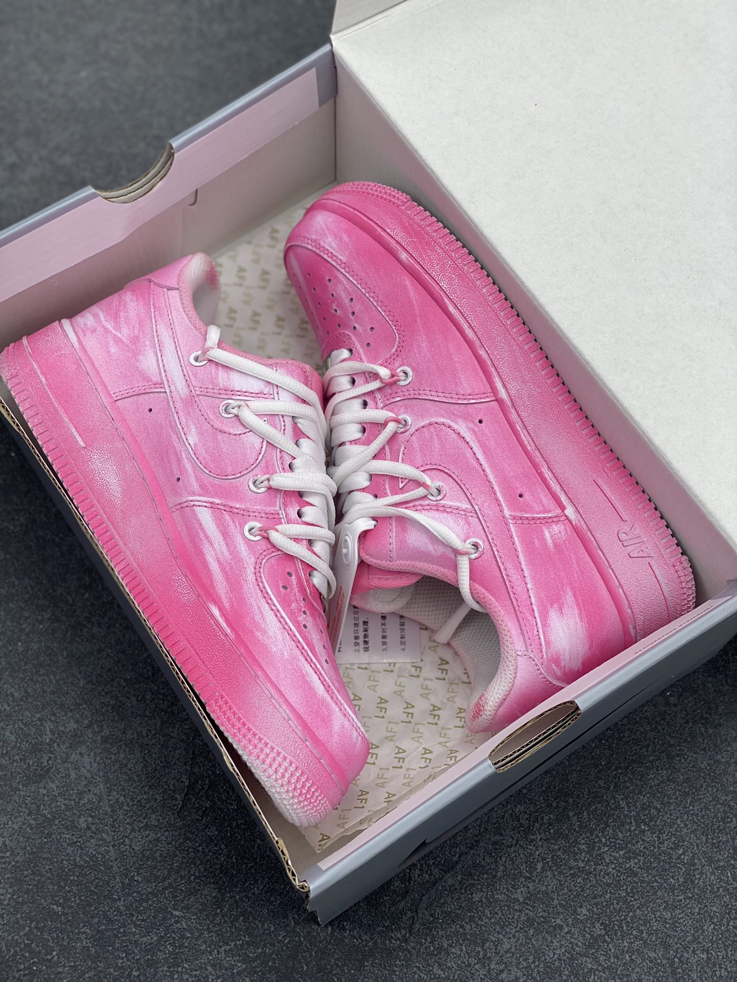 图片[9]-“迷幻粉”✨订制空军一号板鞋  该定制版球鞋选用原鞋款为Nike Air Force 1\’07 空军一号低帮休闲板鞋，用玫粉色铺色，运用粉刷手法，作出渐变艺术效果，再加上双鞋带，整体简约高级，颜色鲜艳又耐看。  货号：YY2024-727  尺码：36 36.5 37.5 38 38.5 39 40 40.5 41 42 42.5 43 44 44.5 45-选品中心