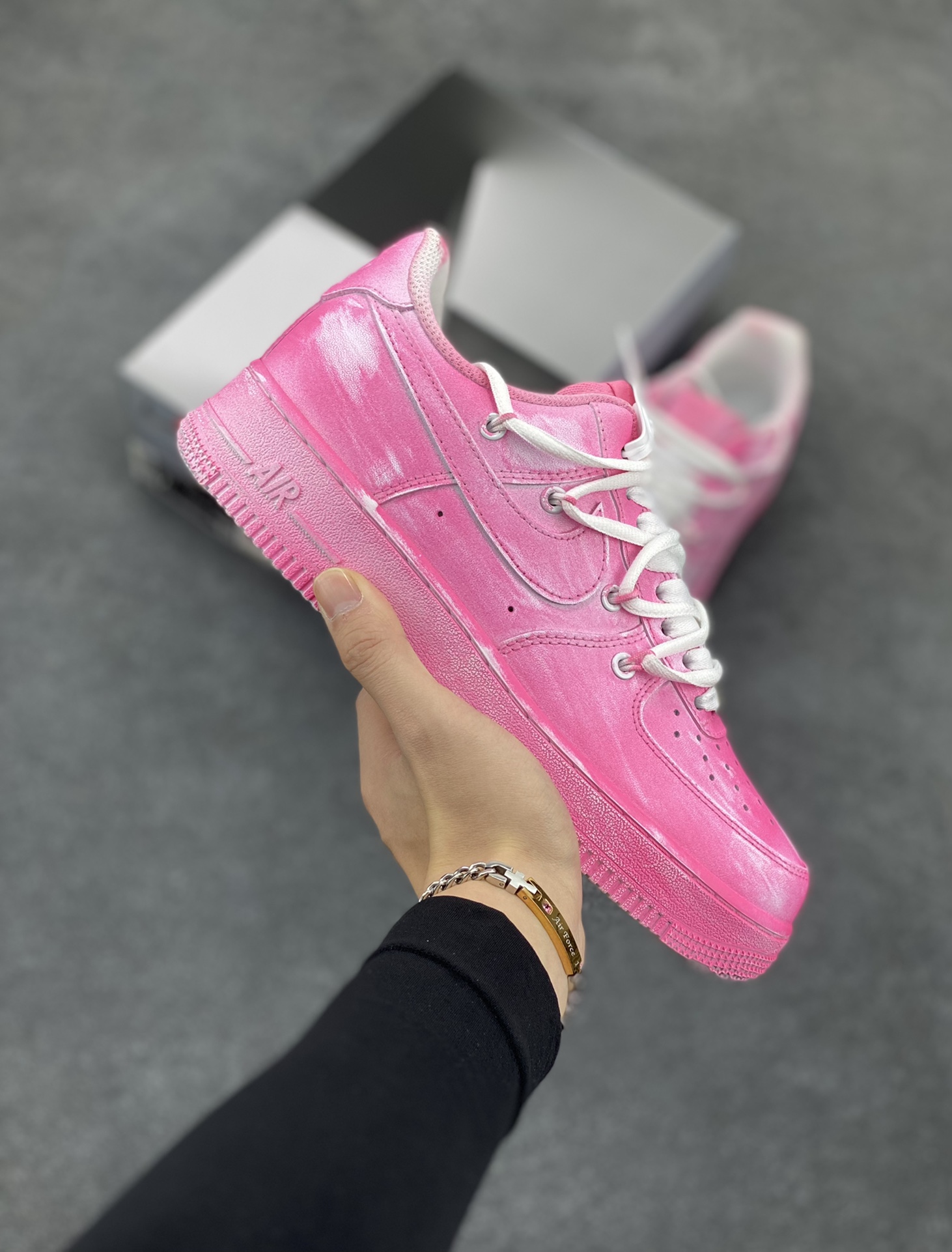 “迷幻粉”✨订制空军一号板鞋  该定制版球鞋选用原鞋款为Nike Air Force 1\’07 空军一号低帮休闲板鞋,用玫粉色铺色,运用粉刷手法,作出渐变艺术效果,再加上双鞋带,整体简约高级,颜色鲜艳又耐看。  货号:YY2024-727  尺码:36 36.5 37.5 38 38.5 39 40 40.5 41 42 42.5 43 44 44.5 45-选品中心