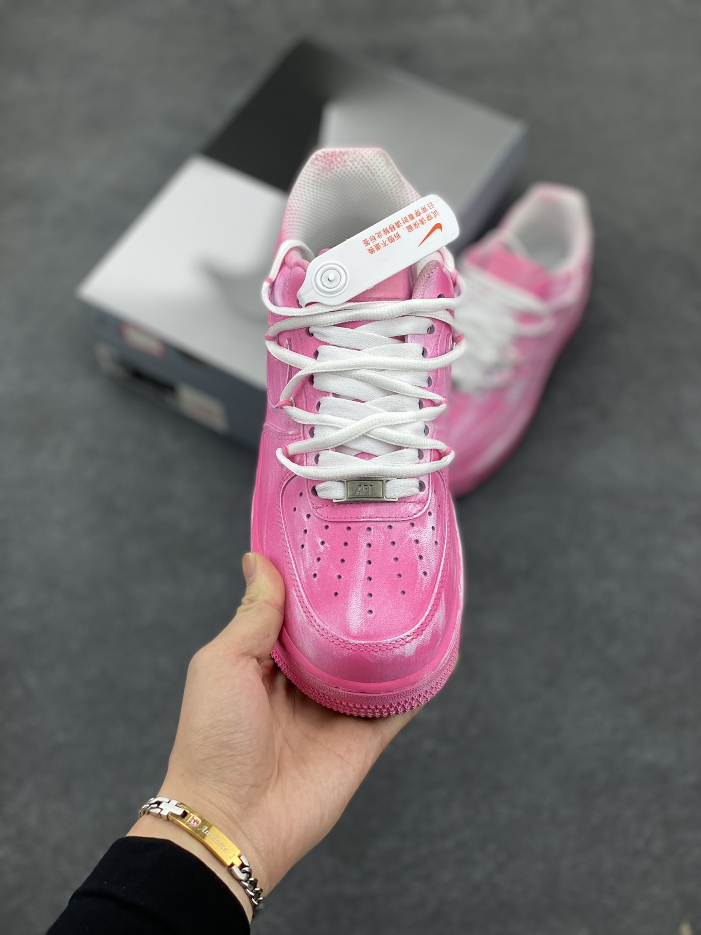 图片[2]-“迷幻粉”✨订制空军一号板鞋  该定制版球鞋选用原鞋款为Nike Air Force 1\’07 空军一号低帮休闲板鞋，用玫粉色铺色，运用粉刷手法，作出渐变艺术效果，再加上双鞋带，整体简约高级，颜色鲜艳又耐看。  货号：YY2024-727  尺码：36 36.5 37.5 38 38.5 39 40 40.5 41 42 42.5 43 44 44.5 45-选品中心