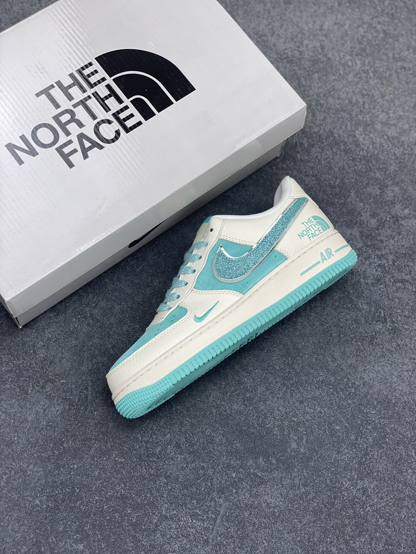 图片[7]-NIke Air Force 1 \’07 Low “北面联名”空军一号 低帮 运动鞋 休闲鞋 折边针车 工艺难度大 原楦头原纸板 原装鞋盒 定制五金配件 内置全掌气垫 原厂鞋底 货号：QY6818-529 尺码：36 36.5 37.5 38 38.5 39 40 40.5 41 42 42.5 43 44 44.5 45-选品中心