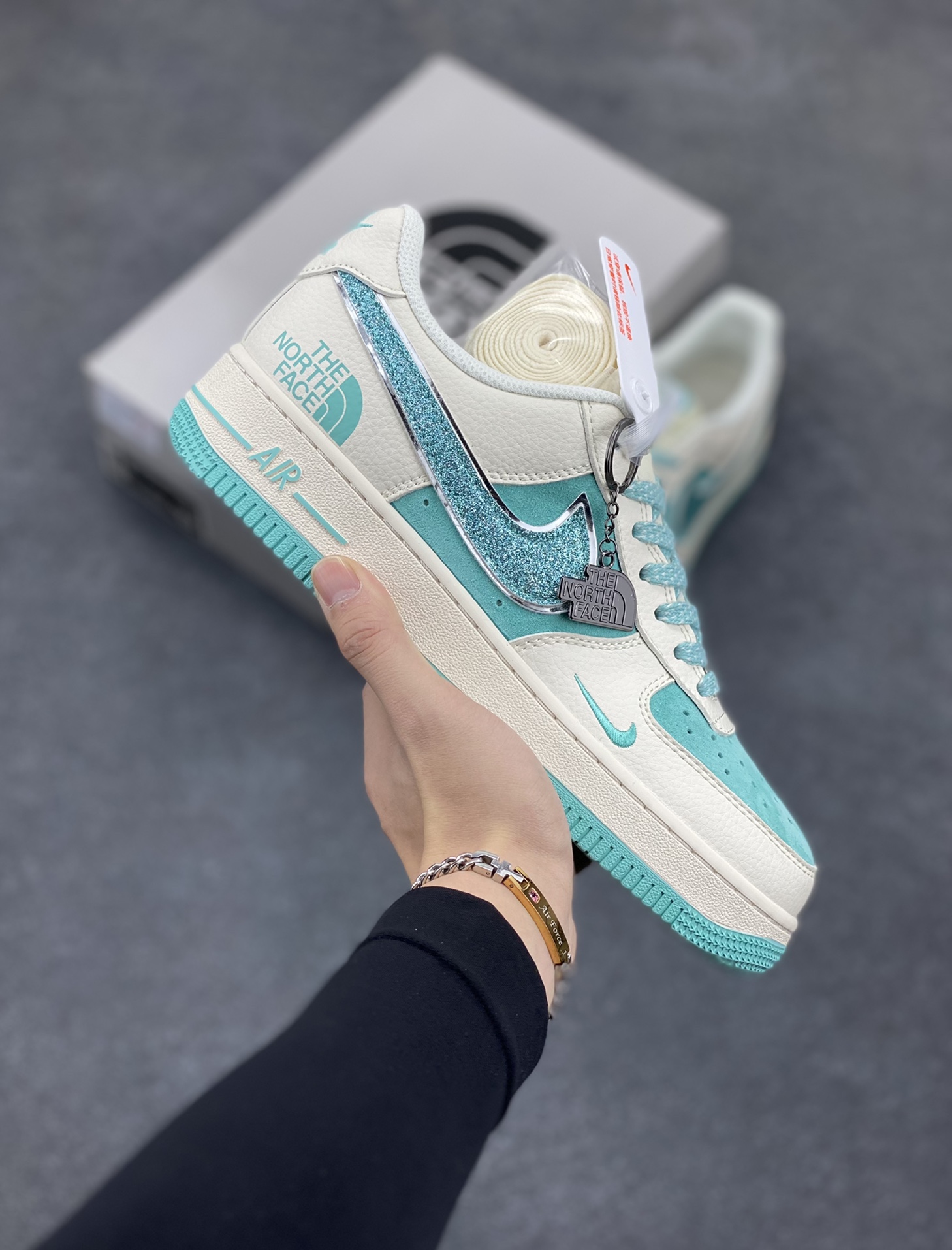 NIke Air Force 1 \’07 Low “北面联名”空军一号 低帮 运动鞋 休闲鞋 折边针车 工艺难度大 原楦头原纸板 原装鞋盒 定制五金配件 内置全掌气垫 原厂鞋底 货号：QY6818-529 尺码：36 36.5 37.5 38 38.5 39 40 40.5 41 42 42.5 43 44 44.5 45-选品中心