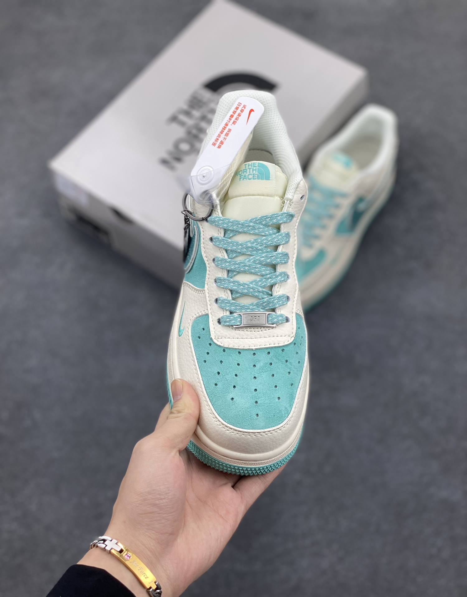 图片[2]-NIke Air Force 1 \’07 Low “北面联名”空军一号 低帮 运动鞋 休闲鞋 折边针车 工艺难度大 原楦头原纸板 原装鞋盒 定制五金配件 内置全掌气垫 原厂鞋底 货号：QY6818-529 尺码：36 36.5 37.5 38 38.5 39 40 40.5 41 42 42.5 43 44 44.5 45-选品中心