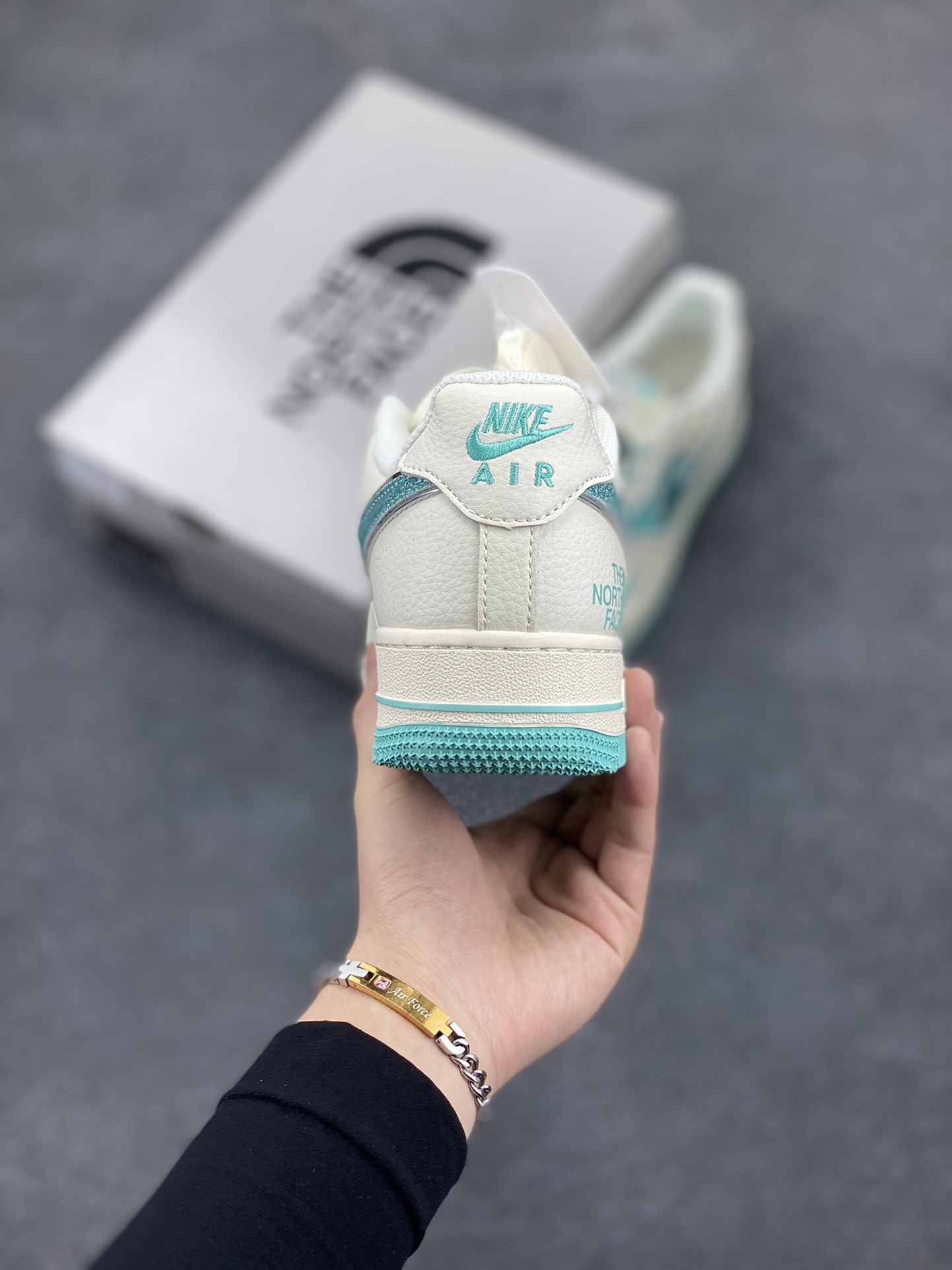 图片[4]-NIke Air Force 1 \’07 Low “北面联名”空军一号 低帮 运动鞋 休闲鞋 折边针车 工艺难度大 原楦头原纸板 原装鞋盒 定制五金配件 内置全掌气垫 原厂鞋底 货号：QY6818-529 尺码：36 36.5 37.5 38 38.5 39 40 40.5 41 42 42.5 43 44 44.5 45-选品中心