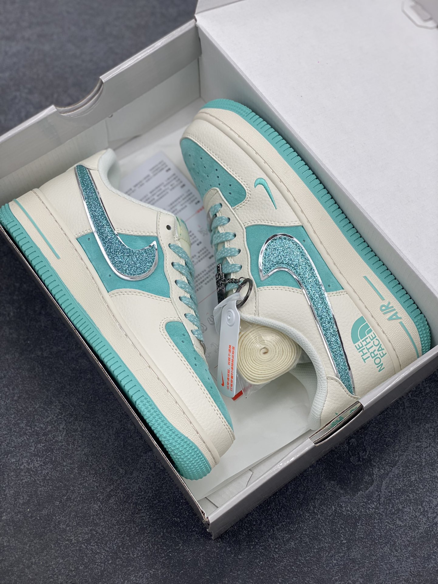 图片[9]-NIke Air Force 1 \’07 Low “北面联名”空军一号 低帮 运动鞋 休闲鞋 折边针车 工艺难度大 原楦头原纸板 原装鞋盒 定制五金配件 内置全掌气垫 原厂鞋底 货号：QY6818-529 尺码：36 36.5 37.5 38 38.5 39 40 40.5 41 42 42.5 43 44 44.5 45-选品中心