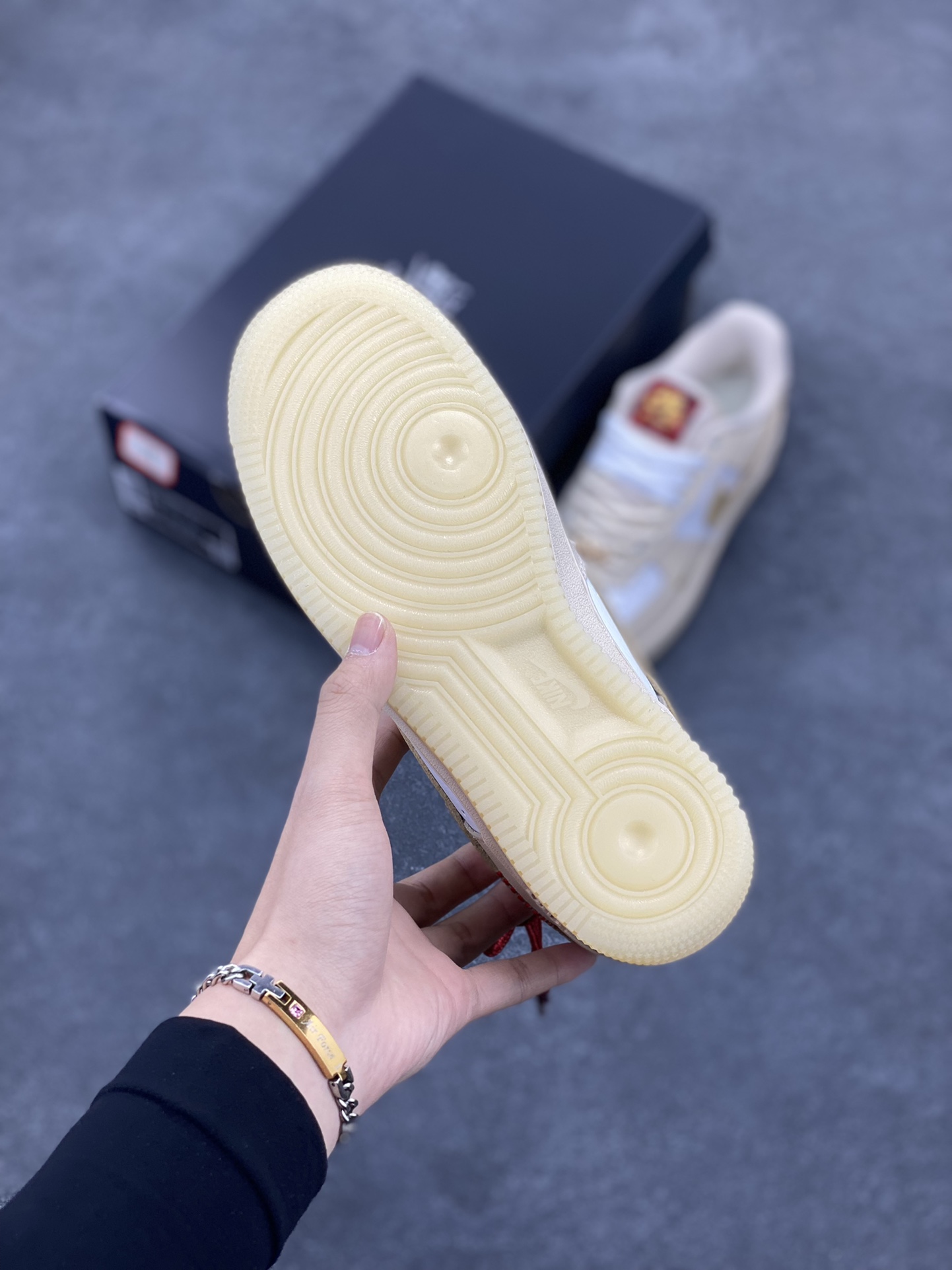 图片[5]-Nike Air Force 1 Low 蛇年限定浅棕 空军一号低帮运动休闲板鞋 原楦头原纸板 打造纯正空军版型 专注外贸渠道 全掌内置蜂窝气垫 原盒配件 原厂中底钢印、拉帮完美 货号：CJ2288-001 尺码：36 36.5 37.5 38 38.5 39 40 40.5 41 42 42.5 43 44 44.5 45-选品中心