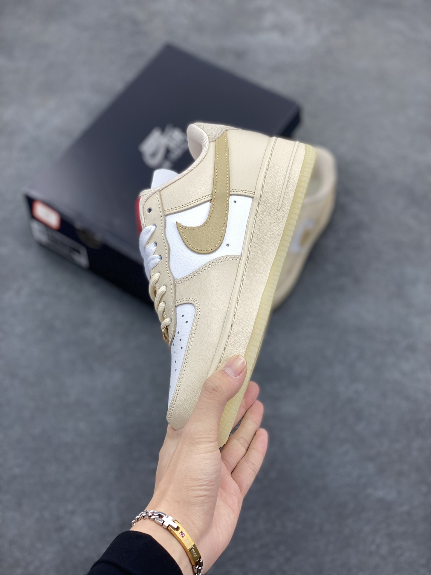 图片[3]-Nike Air Force 1 Low 蛇年限定浅棕 空军一号低帮运动休闲板鞋 原楦头原纸板 打造纯正空军版型 专注外贸渠道 全掌内置蜂窝气垫 原盒配件 原厂中底钢印、拉帮完美 货号：CJ2288-001 尺码：36 36.5 37.5 38 38.5 39 40 40.5 41 42 42.5 43 44 44.5 45-选品中心