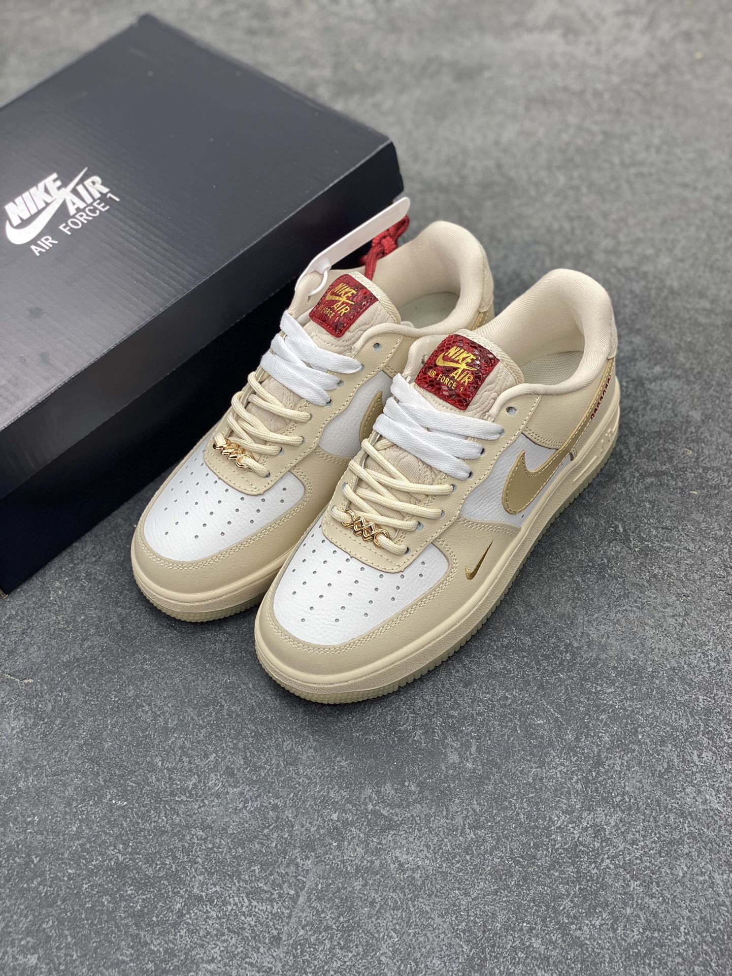 图片[8]-Nike Air Force 1 Low 蛇年限定浅棕 空军一号低帮运动休闲板鞋 原楦头原纸板 打造纯正空军版型 专注外贸渠道 全掌内置蜂窝气垫 原盒配件 原厂中底钢印、拉帮完美 货号：CJ2288-001 尺码：36 36.5 37.5 38 38.5 39 40 40.5 41 42 42.5 43 44 44.5 45-选品中心