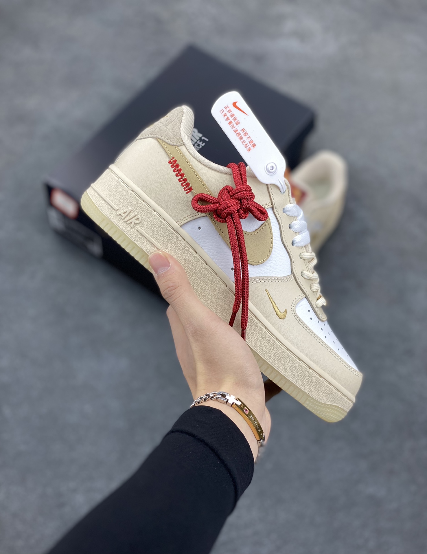 Nike Air Force 1 Low 蛇年限定浅棕 空军一号低帮运动休闲板鞋 原楦头原纸板 打造纯正空军版型 专注外贸渠道 全掌内置蜂窝气垫 原盒配件 原厂中底钢印、拉帮完美 货号：CJ2288-001 尺码：36 36.5 37.5 38 38.5 39 40 40.5 41 42 42.5 43 44 44.5 45-选品中心