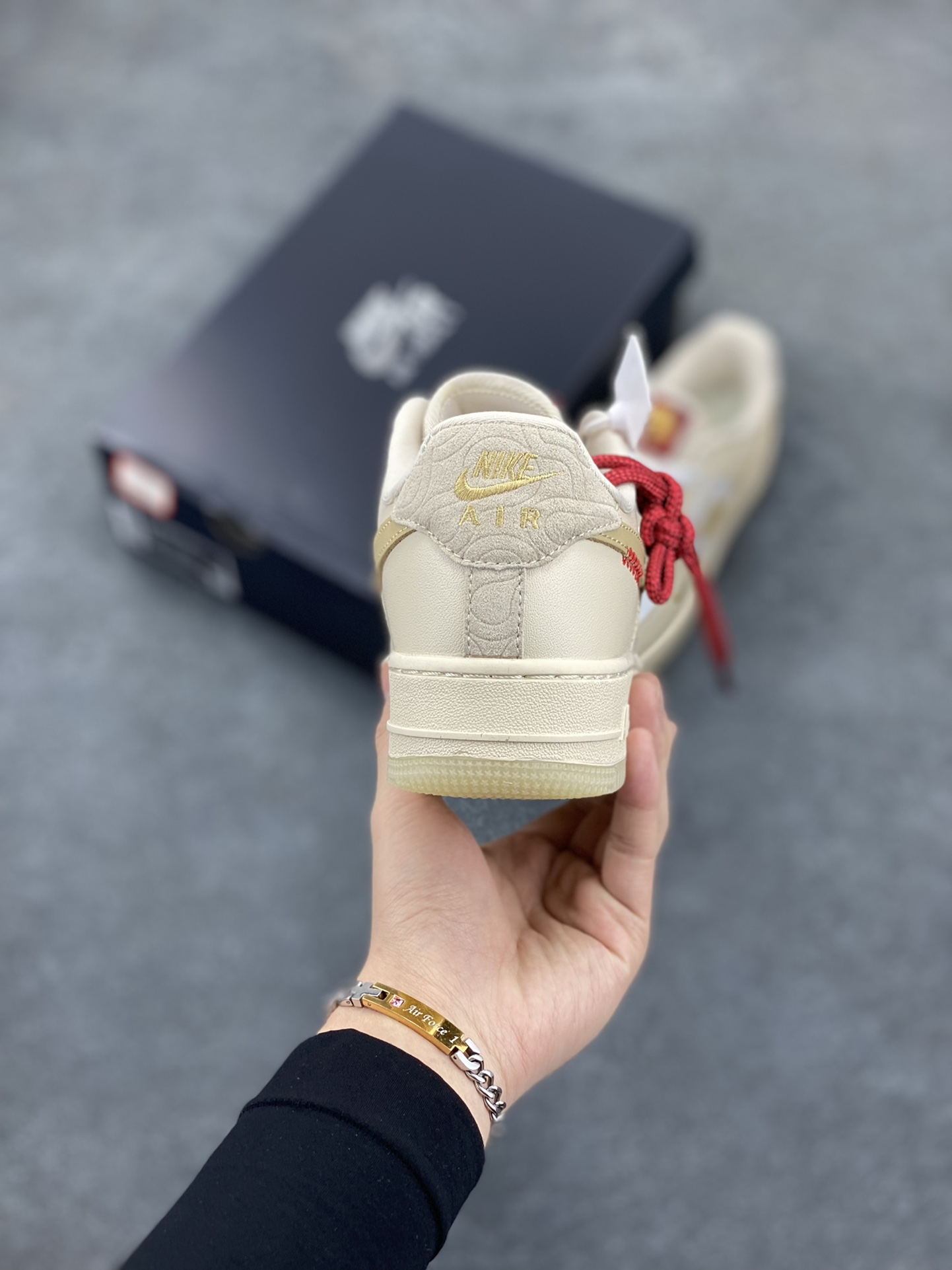 图片[4]-Nike Air Force 1 Low 蛇年限定浅棕 空军一号低帮运动休闲板鞋 原楦头原纸板 打造纯正空军版型 专注外贸渠道 全掌内置蜂窝气垫 原盒配件 原厂中底钢印、拉帮完美 货号：CJ2288-001 尺码：36 36.5 37.5 38 38.5 39 40 40.5 41 42 42.5 43 44 44.5 45-选品中心
