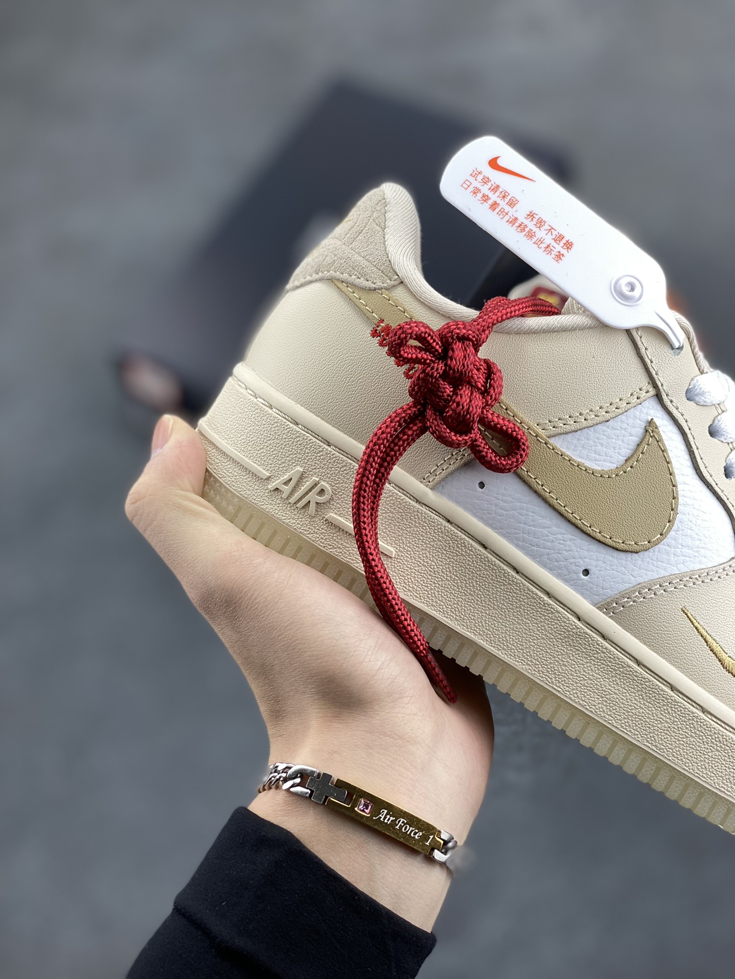 图片[6]-Nike Air Force 1 Low 蛇年限定浅棕 空军一号低帮运动休闲板鞋 原楦头原纸板 打造纯正空军版型 专注外贸渠道 全掌内置蜂窝气垫 原盒配件 原厂中底钢印、拉帮完美 货号：CJ2288-001 尺码：36 36.5 37.5 38 38.5 39 40 40.5 41 42 42.5 43 44 44.5 45-选品中心