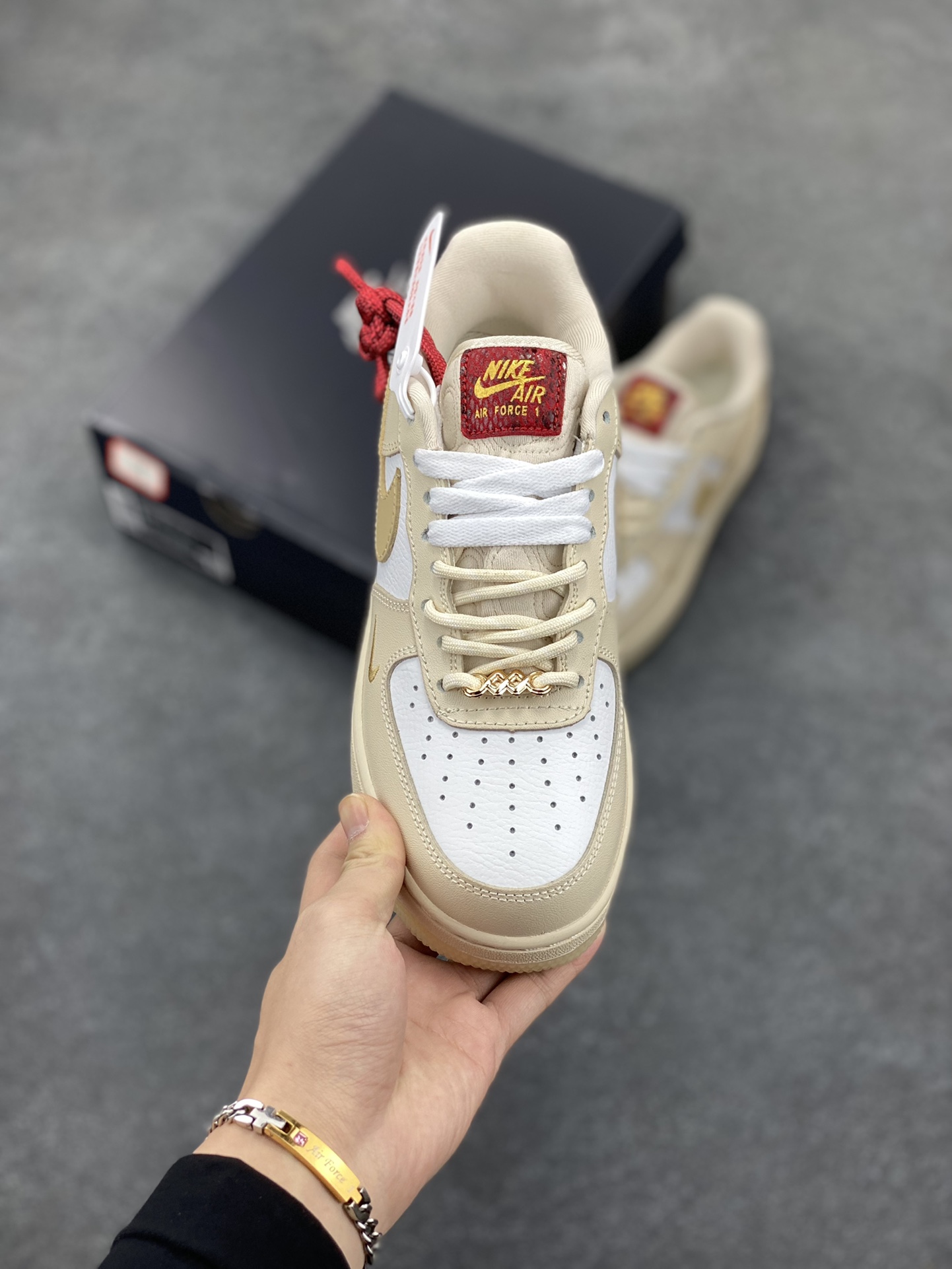 图片[2]-Nike Air Force 1 Low 蛇年限定浅棕 空军一号低帮运动休闲板鞋 原楦头原纸板 打造纯正空军版型 专注外贸渠道 全掌内置蜂窝气垫 原盒配件 原厂中底钢印、拉帮完美 货号：CJ2288-001 尺码：36 36.5 37.5 38 38.5 39 40 40.5 41 42 42.5 43 44 44.5 45-选品中心