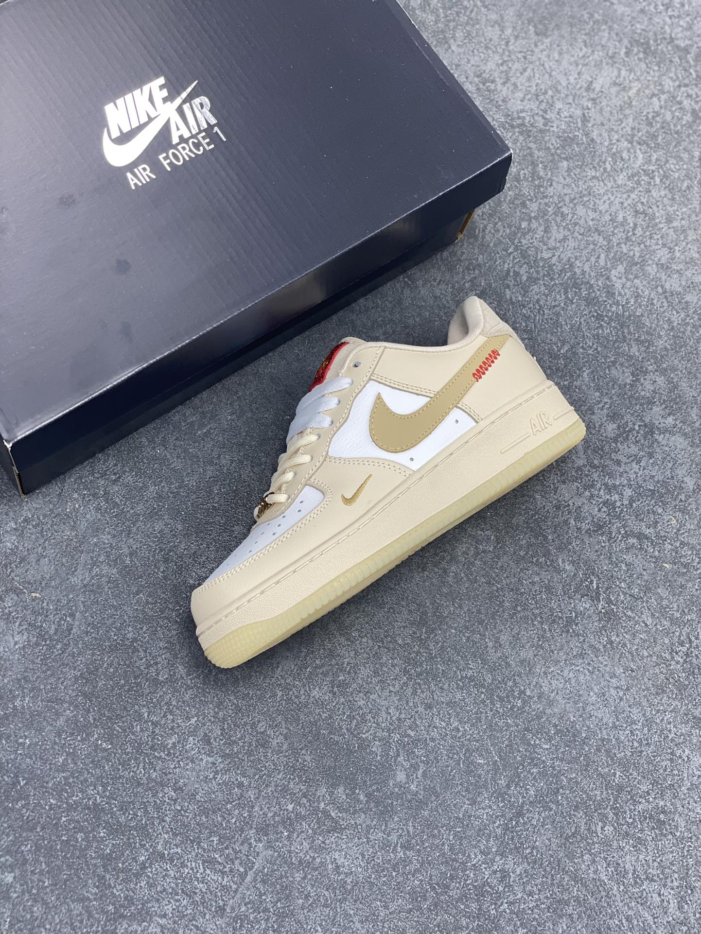 图片[7]-Nike Air Force 1 Low 蛇年限定浅棕 空军一号低帮运动休闲板鞋 原楦头原纸板 打造纯正空军版型 专注外贸渠道 全掌内置蜂窝气垫 原盒配件 原厂中底钢印、拉帮完美 货号：CJ2288-001 尺码：36 36.5 37.5 38 38.5 39 40 40.5 41 42 42.5 43 44 44.5 45-选品中心