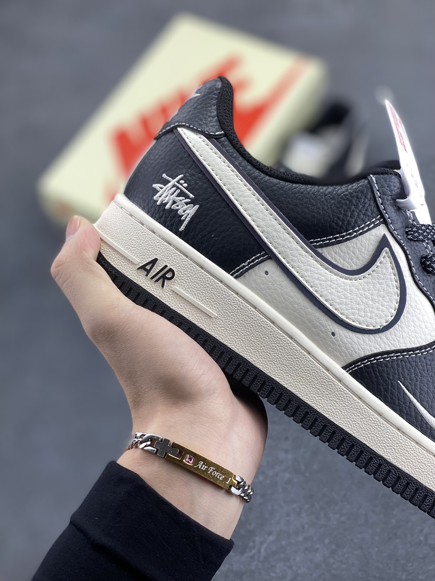 图片[6]-NIke Air Force 1 \’07 Low “斯图西联名–黑白勾”空军一号 低帮 运动鞋 休闲鞋 折边针车 工艺难度大 原楦头原纸板 原装鞋盒 定制五金配件 内置全掌气垫 原厂鞋底 货号：XZ6188-081 尺码：36 36.5 37.5 38 38.5 39 40 40.5 41 42 42.5 43 44 44.5 45-选品中心