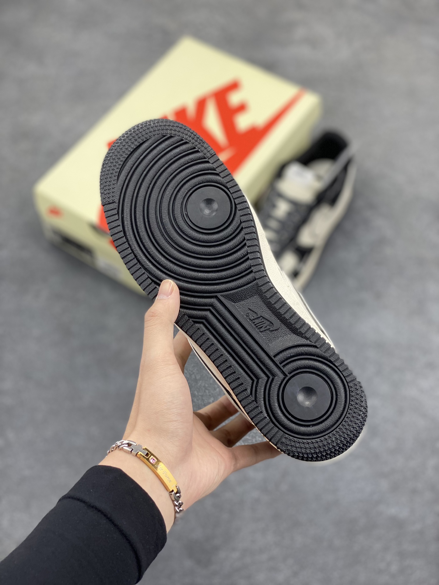 图片[5]-NIke Air Force 1 \’07 Low “斯图西联名–黑白勾”空军一号 低帮 运动鞋 休闲鞋 折边针车 工艺难度大 原楦头原纸板 原装鞋盒 定制五金配件 内置全掌气垫 原厂鞋底 货号：XZ6188-081 尺码：36 36.5 37.5 38 38.5 39 40 40.5 41 42 42.5 43 44 44.5 45-选品中心