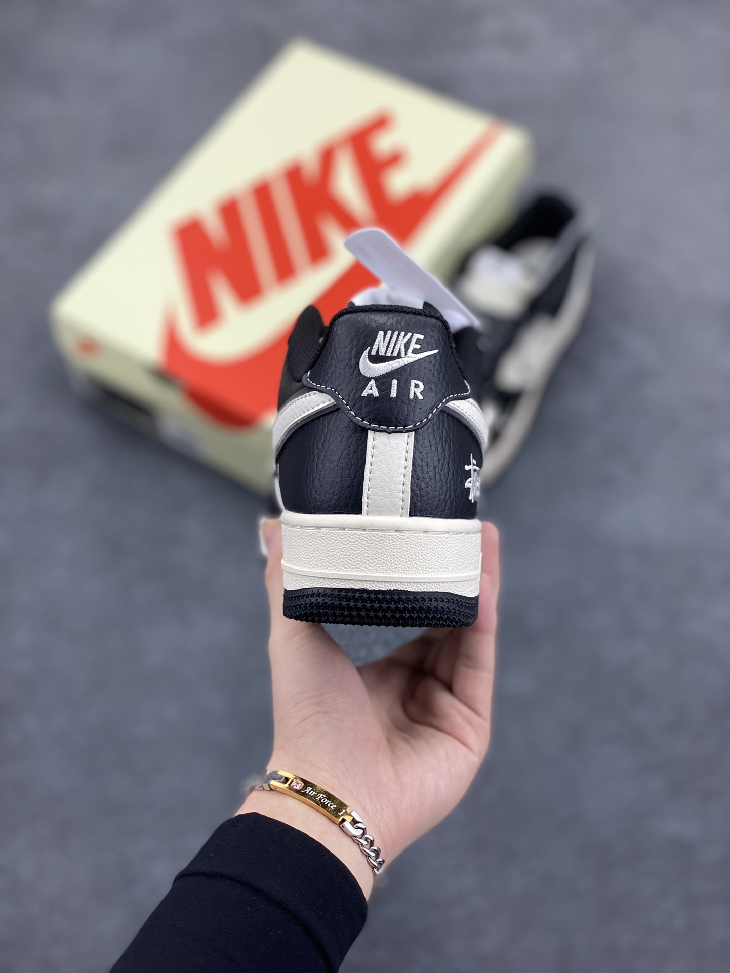 图片[4]-NIke Air Force 1 \’07 Low “斯图西联名–黑白勾”空军一号 低帮 运动鞋 休闲鞋 折边针车 工艺难度大 原楦头原纸板 原装鞋盒 定制五金配件 内置全掌气垫 原厂鞋底 货号：XZ6188-081 尺码：36 36.5 37.5 38 38.5 39 40 40.5 41 42 42.5 43 44 44.5 45-选品中心