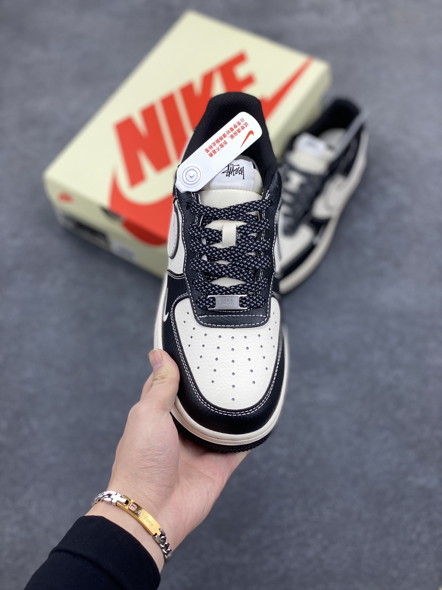 图片[2]-NIke Air Force 1 \’07 Low “斯图西联名–黑白勾”空军一号 低帮 运动鞋 休闲鞋 折边针车 工艺难度大 原楦头原纸板 原装鞋盒 定制五金配件 内置全掌气垫 原厂鞋底 货号：XZ6188-081 尺码：36 36.5 37.5 38 38.5 39 40 40.5 41 42 42.5 43 44 44.5 45-选品中心