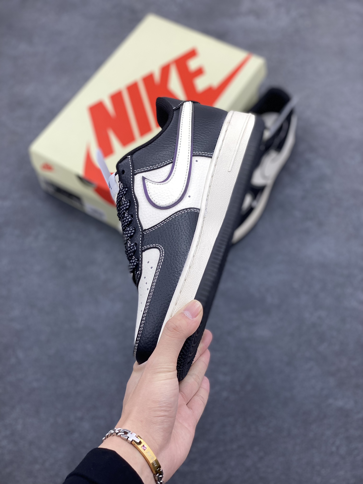 图片[3]-NIke Air Force 1 \’07 Low “斯图西联名–黑白勾”空军一号 低帮 运动鞋 休闲鞋 折边针车 工艺难度大 原楦头原纸板 原装鞋盒 定制五金配件 内置全掌气垫 原厂鞋底 货号：XZ6188-081 尺码：36 36.5 37.5 38 38.5 39 40 40.5 41 42 42.5 43 44 44.5 45-选品中心