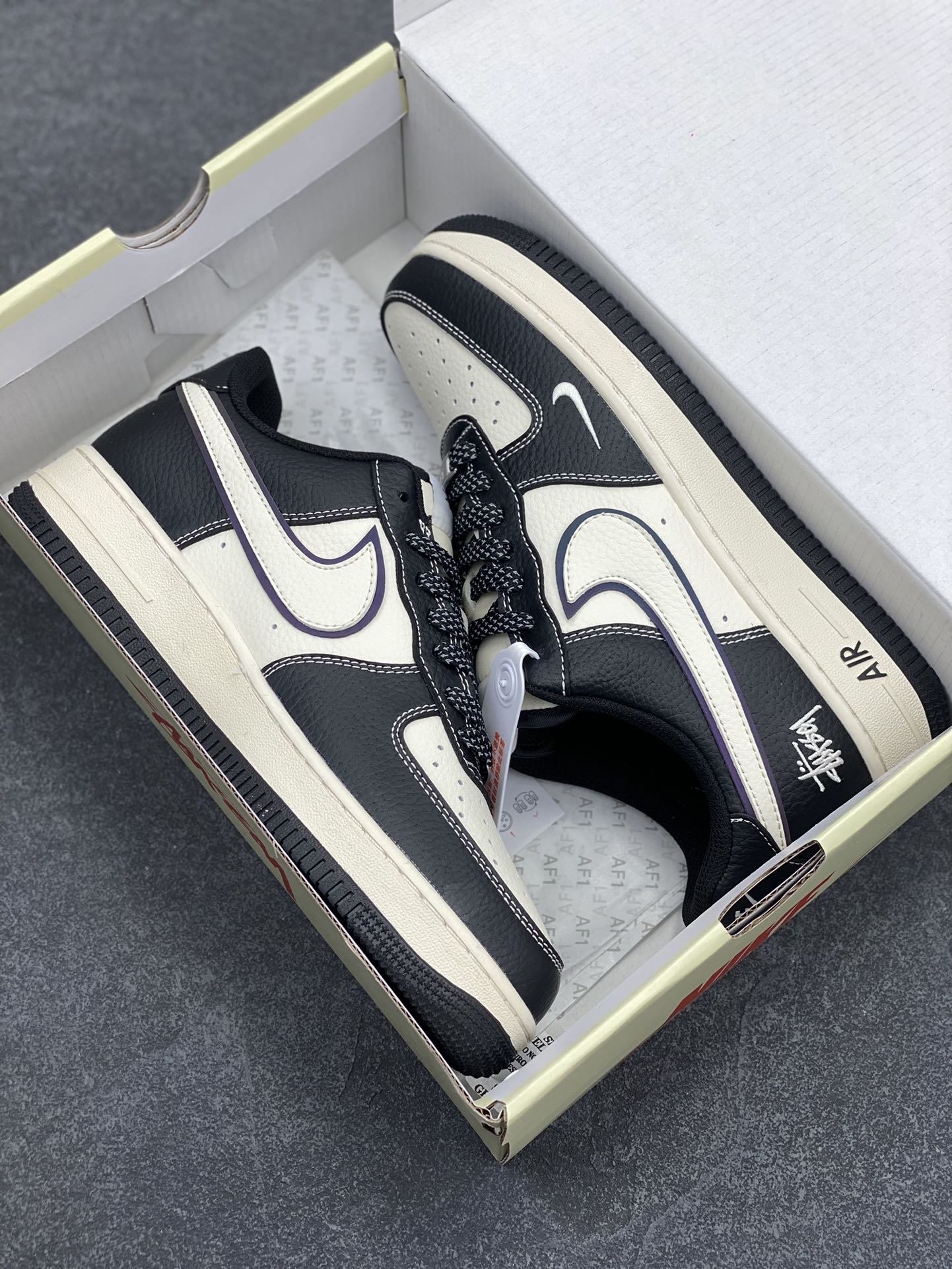 图片[9]-NIke Air Force 1 \’07 Low “斯图西联名–黑白勾”空军一号 低帮 运动鞋 休闲鞋 折边针车 工艺难度大 原楦头原纸板 原装鞋盒 定制五金配件 内置全掌气垫 原厂鞋底 货号：XZ6188-081 尺码：36 36.5 37.5 38 38.5 39 40 40.5 41 42 42.5 43 44 44.5 45-选品中心