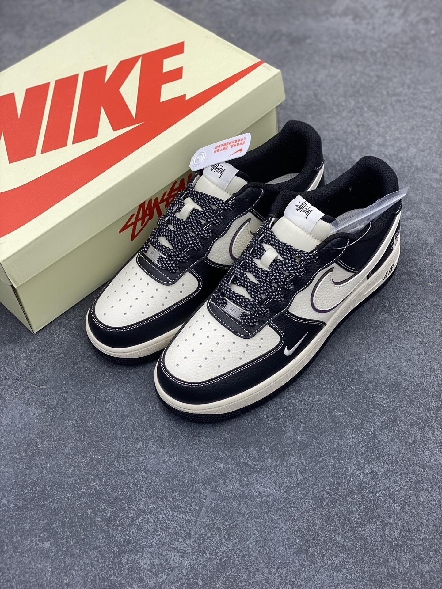 图片[8]-NIke Air Force 1 \’07 Low “斯图西联名–黑白勾”空军一号 低帮 运动鞋 休闲鞋 折边针车 工艺难度大 原楦头原纸板 原装鞋盒 定制五金配件 内置全掌气垫 原厂鞋底 货号：XZ6188-081 尺码：36 36.5 37.5 38 38.5 39 40 40.5 41 42 42.5 43 44 44.5 45-选品中心