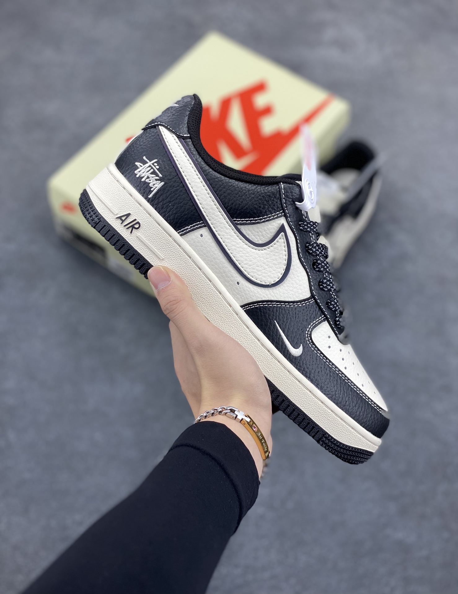 NIke Air Force 1 \'07 Low “斯图西联名--黑白勾”空军一号 低帮 运动鞋 休闲鞋 折边针车 工艺难度大 原楦头原纸板 原装鞋盒 定制五金配件 内置全掌气垫 原厂鞋底 货号：XZ6188-081 尺码：36 36.5 37.5 38 38.5 39 40 40.5 41 42 42.5 43 44 44.5 45-选品中心