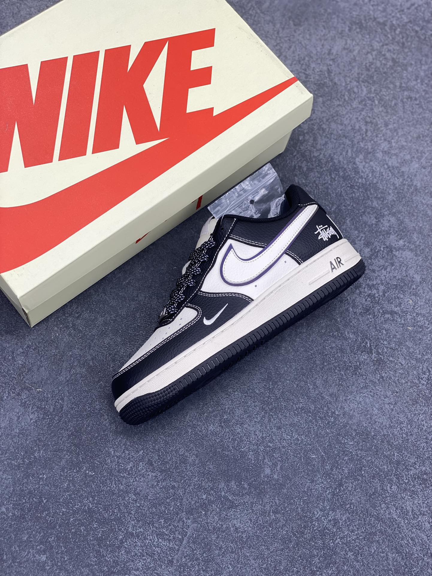 图片[7]-NIke Air Force 1 \’07 Low “斯图西联名–黑白勾”空军一号 低帮 运动鞋 休闲鞋 折边针车 工艺难度大 原楦头原纸板 原装鞋盒 定制五金配件 内置全掌气垫 原厂鞋底 货号：XZ6188-081 尺码：36 36.5 37.5 38 38.5 39 40 40.5 41 42 42.5 43 44 44.5 45-选品中心