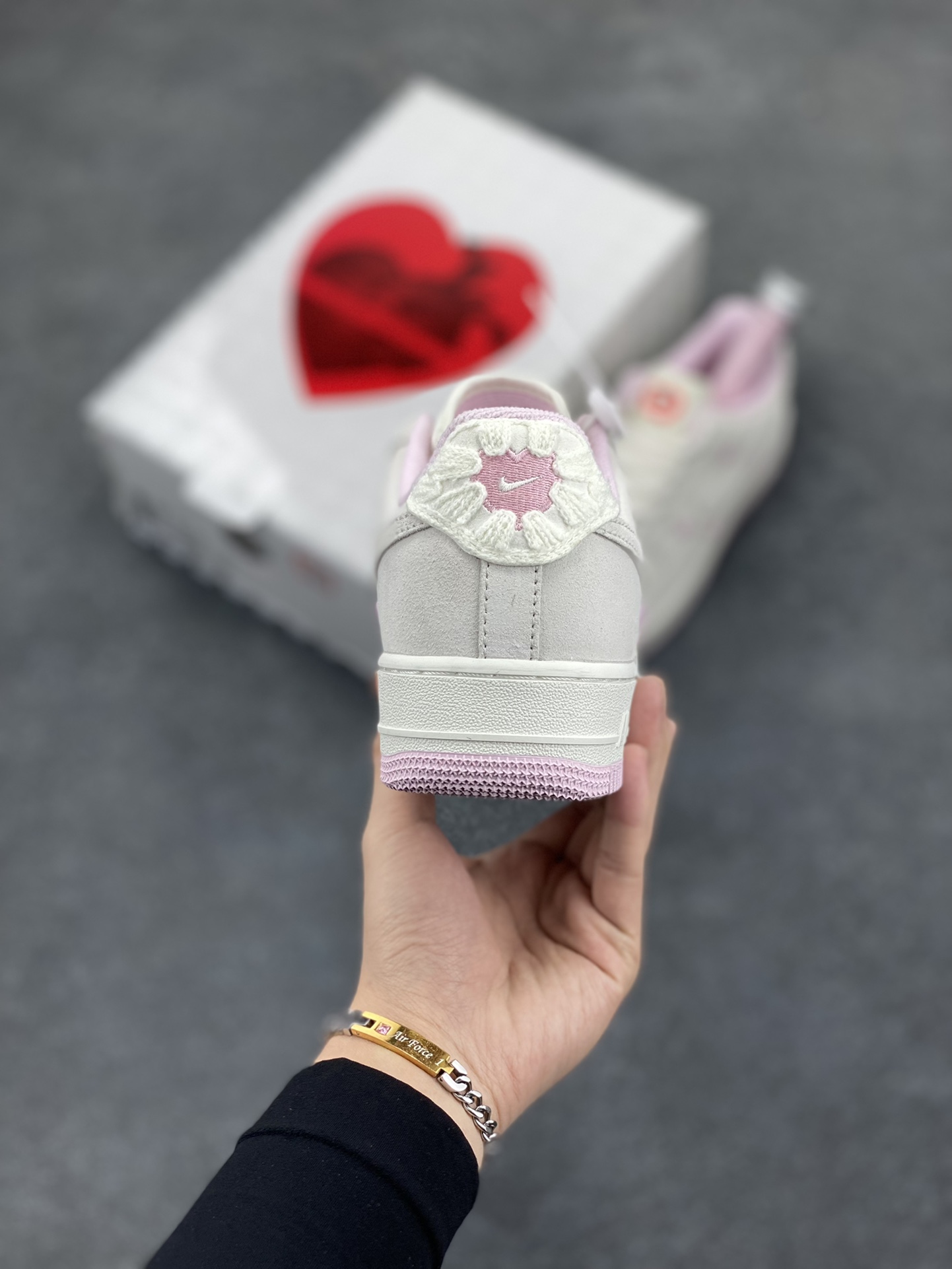 图片[4]-Nike Air Force 1 Low 苹果情人节 原楦头原纸板 打造纯正空军版型 专注外贸渠道 全掌内置蜂窝气垫 原盒配件 原厂中底钢印、拉帮完美 货号：HV5992-111 尺码：35.5 36 36.5 37.5 38 38.5 39 40-选品中心