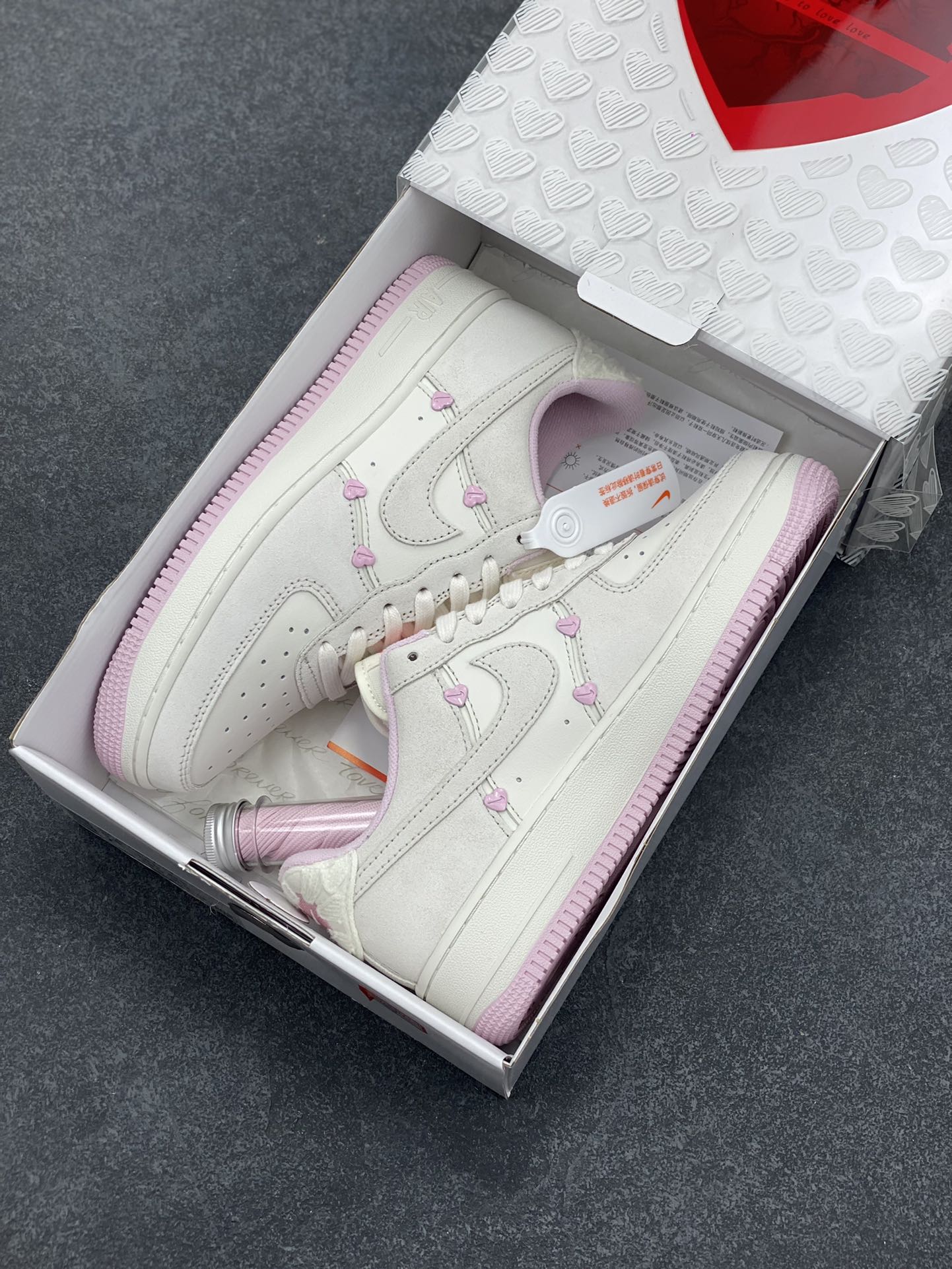 图片[9]-Nike Air Force 1 Low 苹果情人节 原楦头原纸板 打造纯正空军版型 专注外贸渠道 全掌内置蜂窝气垫 原盒配件 原厂中底钢印、拉帮完美 货号：HV5992-111 尺码：35.5 36 36.5 37.5 38 38.5 39 40-选品中心