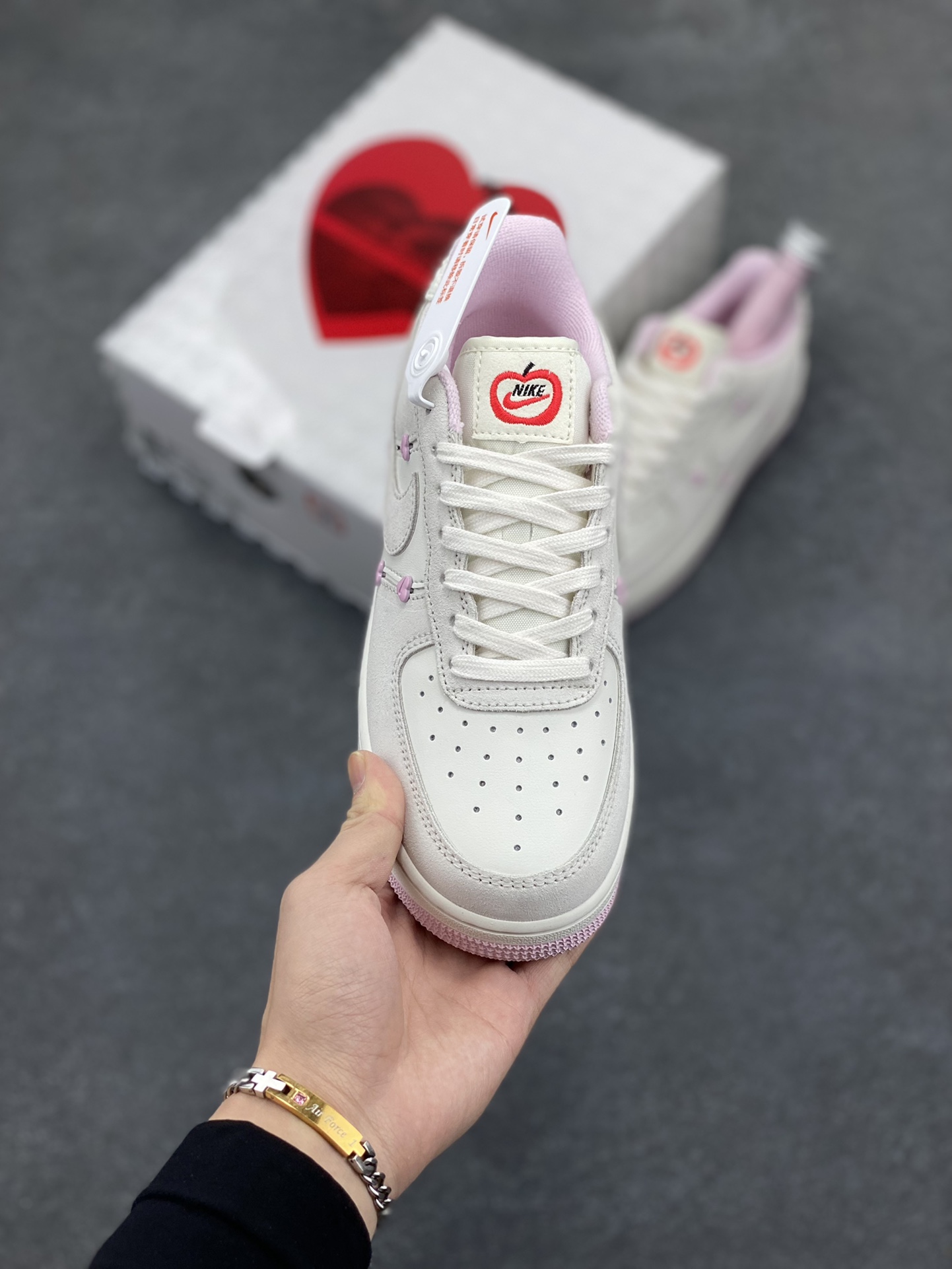 图片[2]-Nike Air Force 1 Low 苹果情人节 原楦头原纸板 打造纯正空军版型 专注外贸渠道 全掌内置蜂窝气垫 原盒配件 原厂中底钢印、拉帮完美 货号：HV5992-111 尺码：35.5 36 36.5 37.5 38 38.5 39 40-选品中心