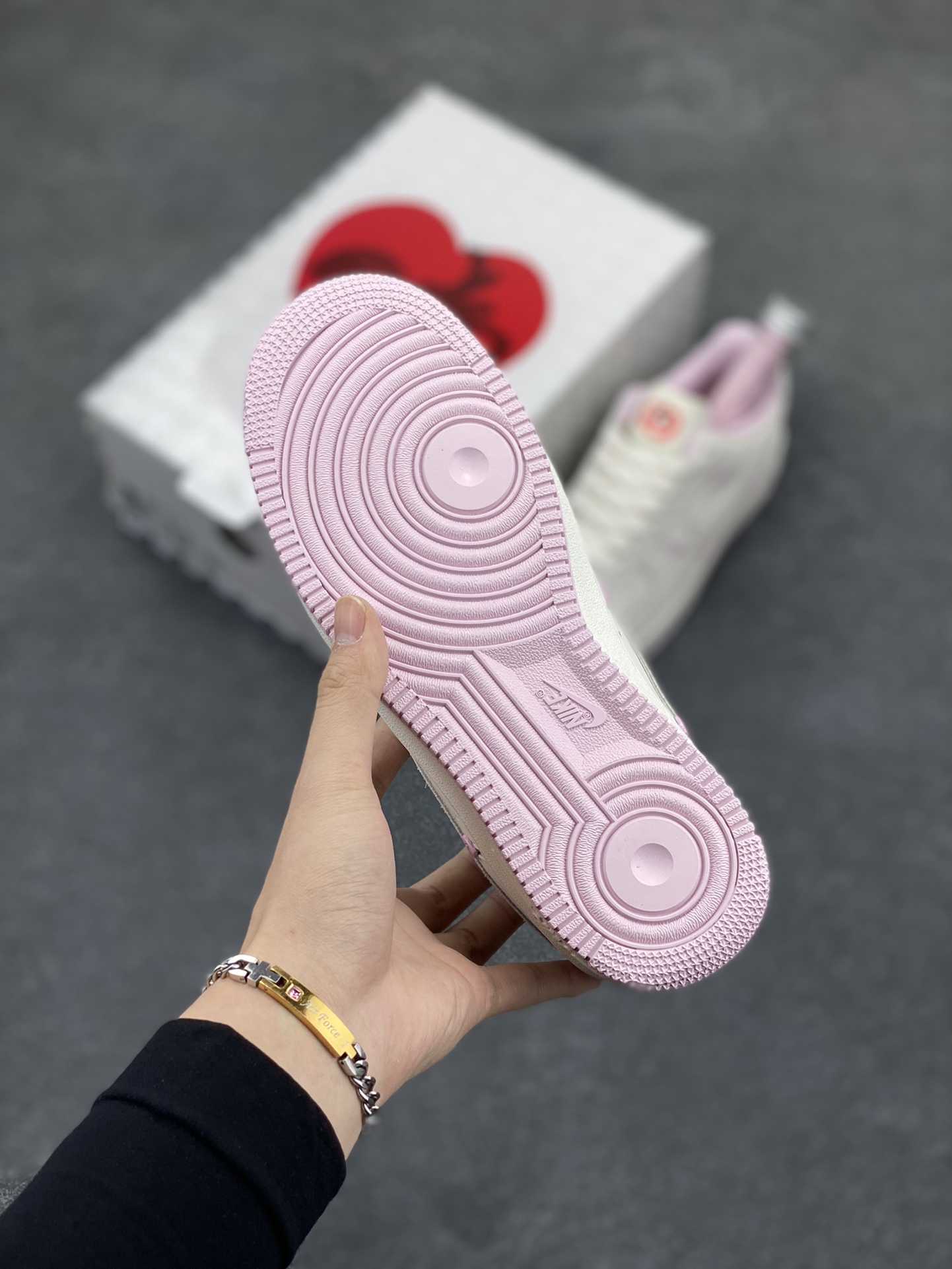 图片[5]-Nike Air Force 1 Low 苹果情人节 原楦头原纸板 打造纯正空军版型 专注外贸渠道 全掌内置蜂窝气垫 原盒配件 原厂中底钢印、拉帮完美 货号：HV5992-111 尺码：35.5 36 36.5 37.5 38 38.5 39 40-选品中心