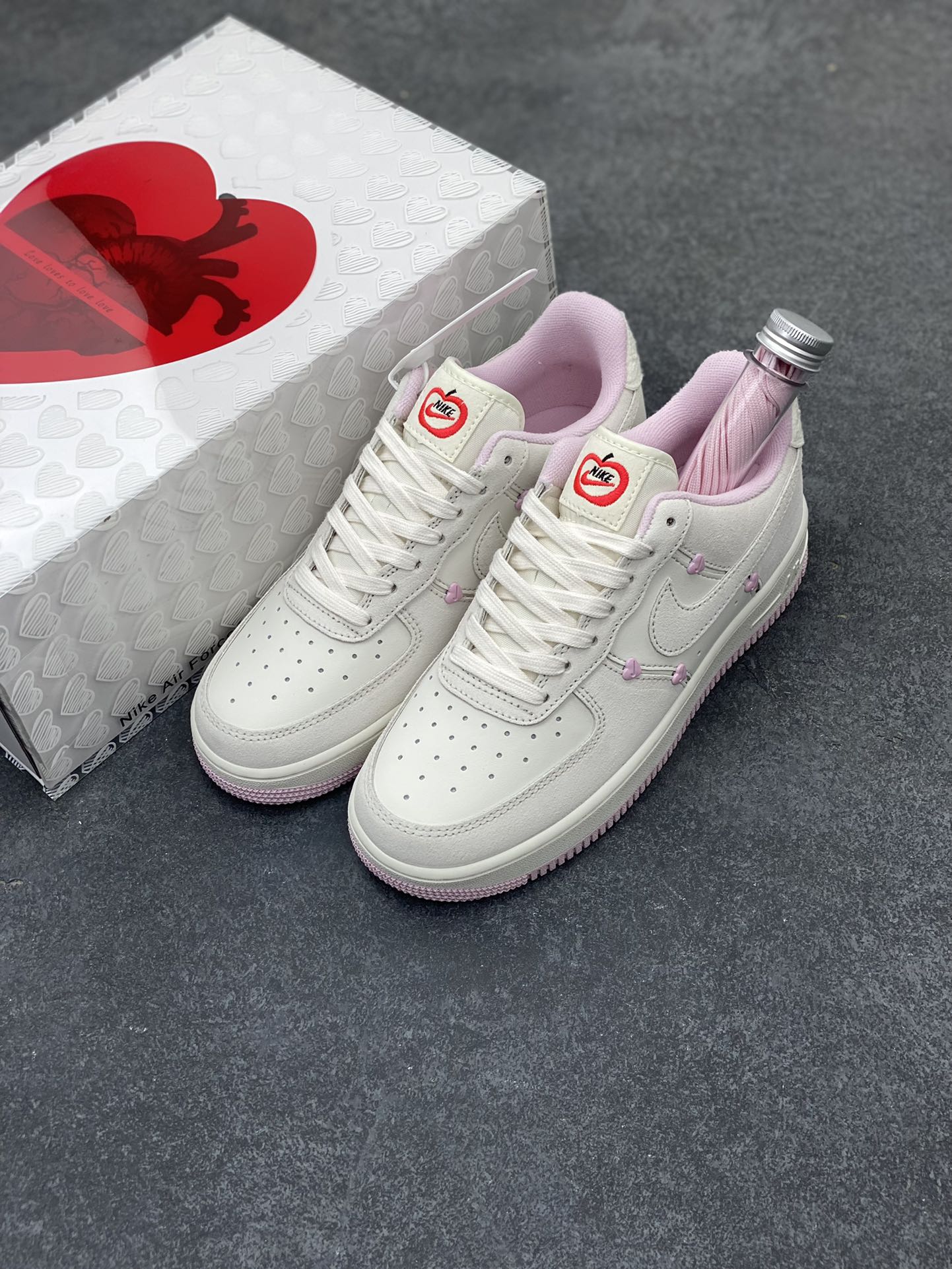 图片[8]-Nike Air Force 1 Low 苹果情人节 原楦头原纸板 打造纯正空军版型 专注外贸渠道 全掌内置蜂窝气垫 原盒配件 原厂中底钢印、拉帮完美 货号：HV5992-111 尺码：35.5 36 36.5 37.5 38 38.5 39 40-选品中心