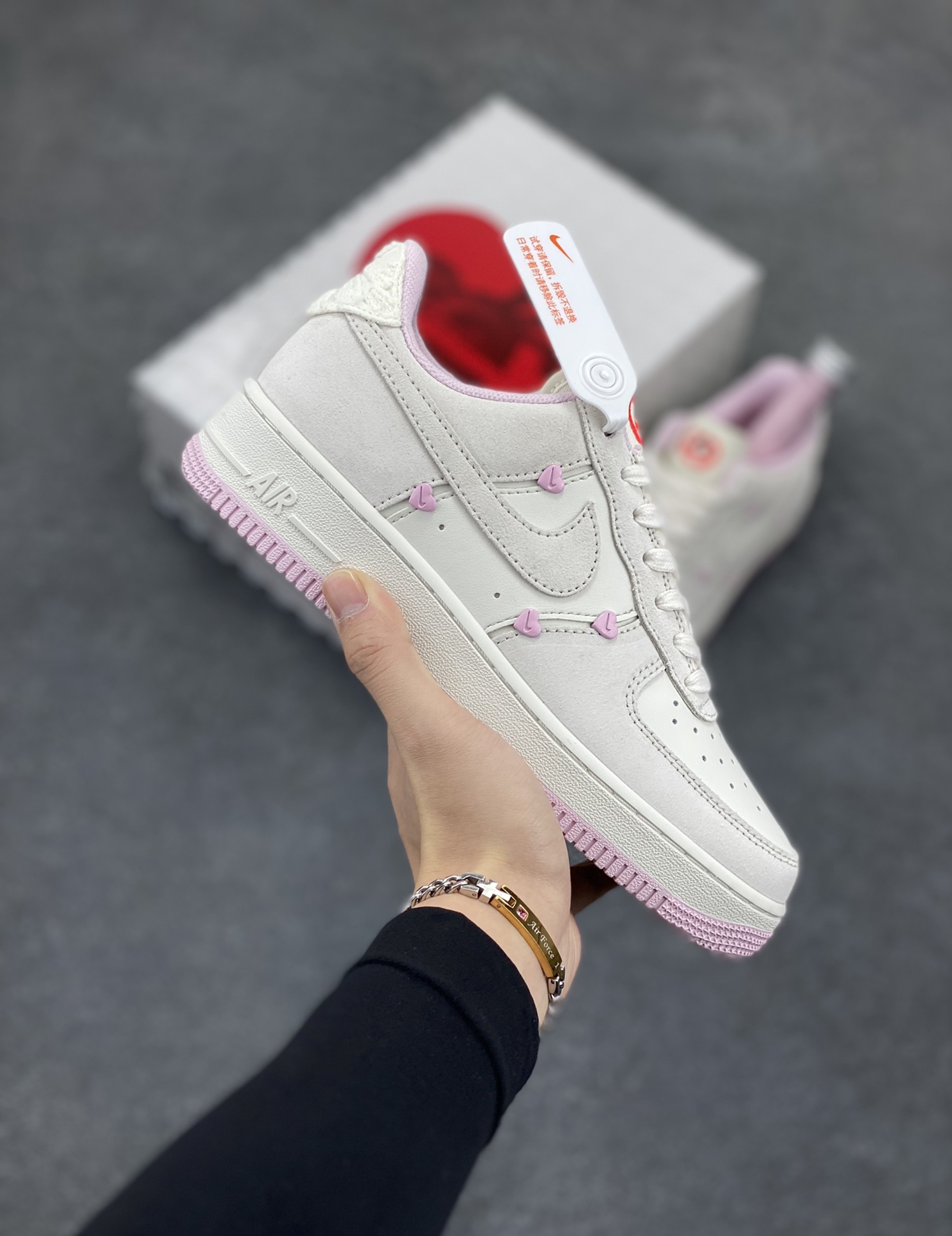 Nike Air Force 1 Low 苹果情人节 原楦头原纸板 打造纯正空军版型 专注外贸渠道 全掌内置蜂窝气垫 原盒配件 原厂中底钢印、拉帮完美 货号：HV5992-111 尺码：35.5 36 36.5 37.5 38 38.5 39 40-选品中心