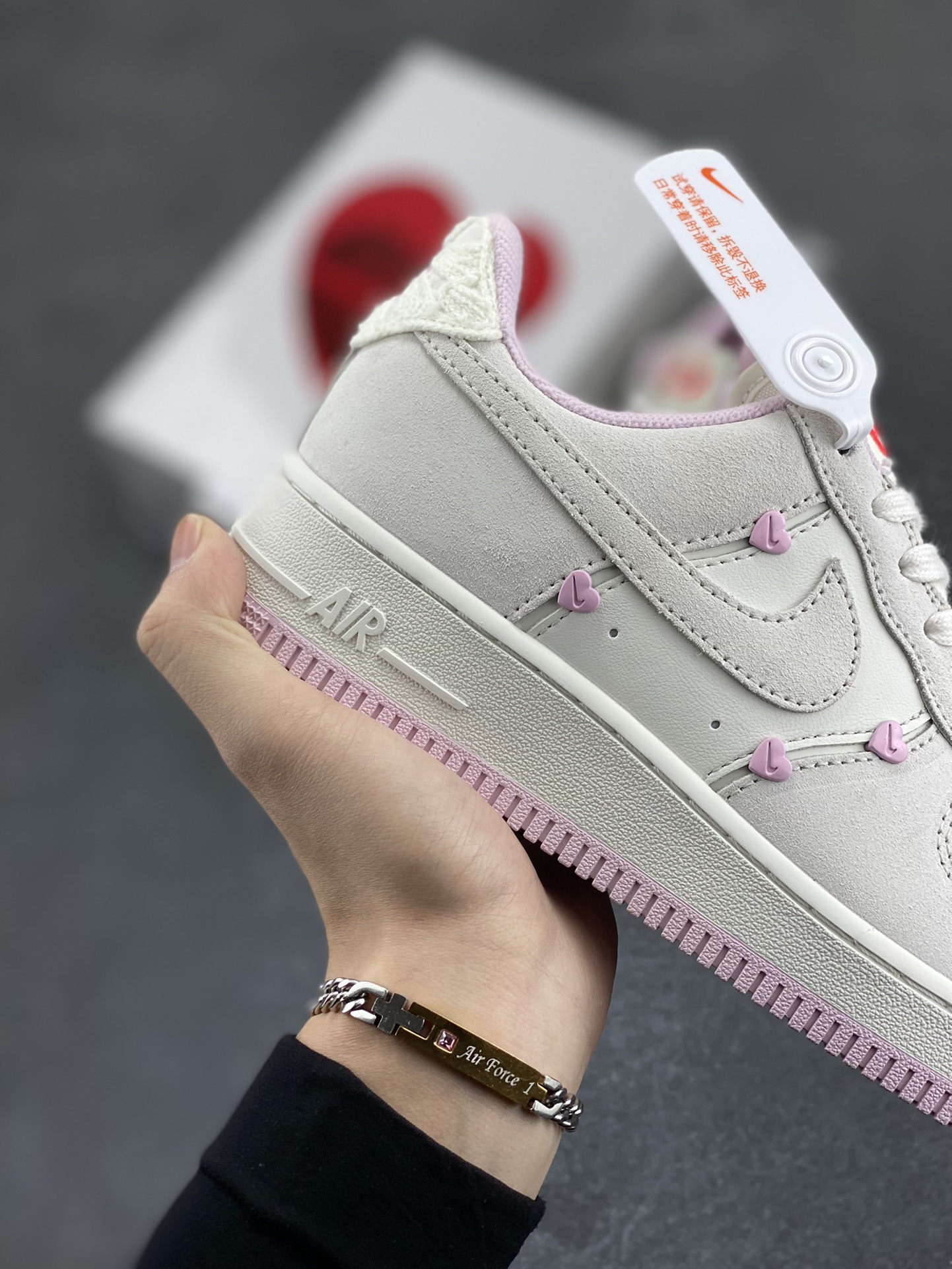 图片[6]-Nike Air Force 1 Low 苹果情人节 原楦头原纸板 打造纯正空军版型 专注外贸渠道 全掌内置蜂窝气垫 原盒配件 原厂中底钢印、拉帮完美 货号：HV5992-111 尺码：35.5 36 36.5 37.5 38 38.5 39 40-选品中心
