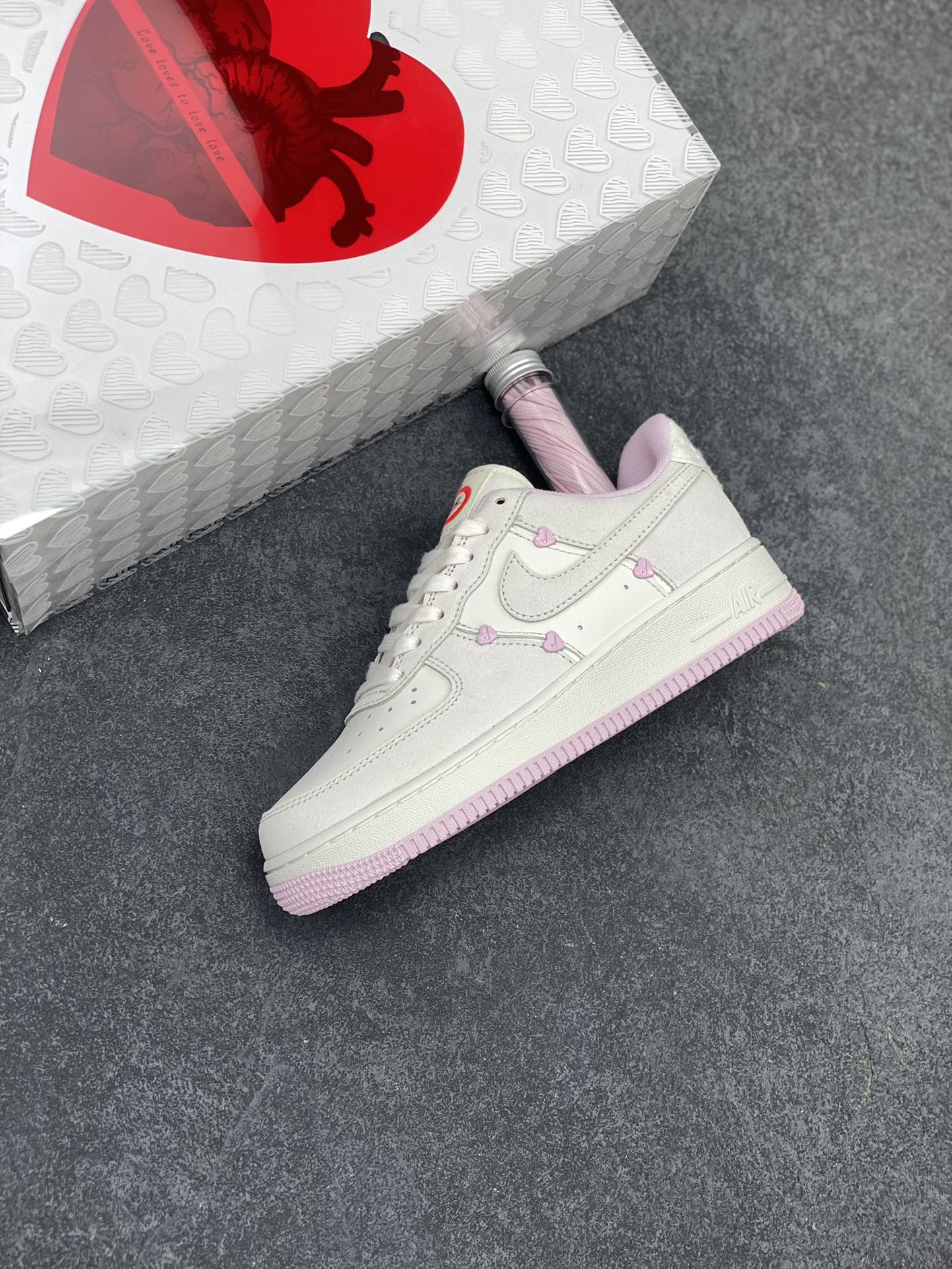 图片[7]-Nike Air Force 1 Low 苹果情人节 原楦头原纸板 打造纯正空军版型 专注外贸渠道 全掌内置蜂窝气垫 原盒配件 原厂中底钢印、拉帮完美 货号：HV5992-111 尺码：35.5 36 36.5 37.5 38 38.5 39 40-选品中心