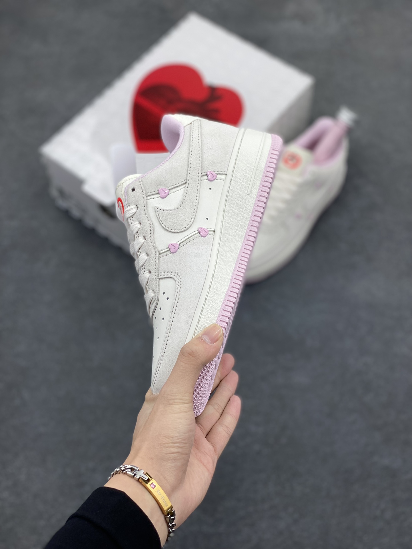 图片[3]-Nike Air Force 1 Low 苹果情人节 原楦头原纸板 打造纯正空军版型 专注外贸渠道 全掌内置蜂窝气垫 原盒配件 原厂中底钢印、拉帮完美 货号：HV5992-111 尺码：35.5 36 36.5 37.5 38 38.5 39 40-选品中心