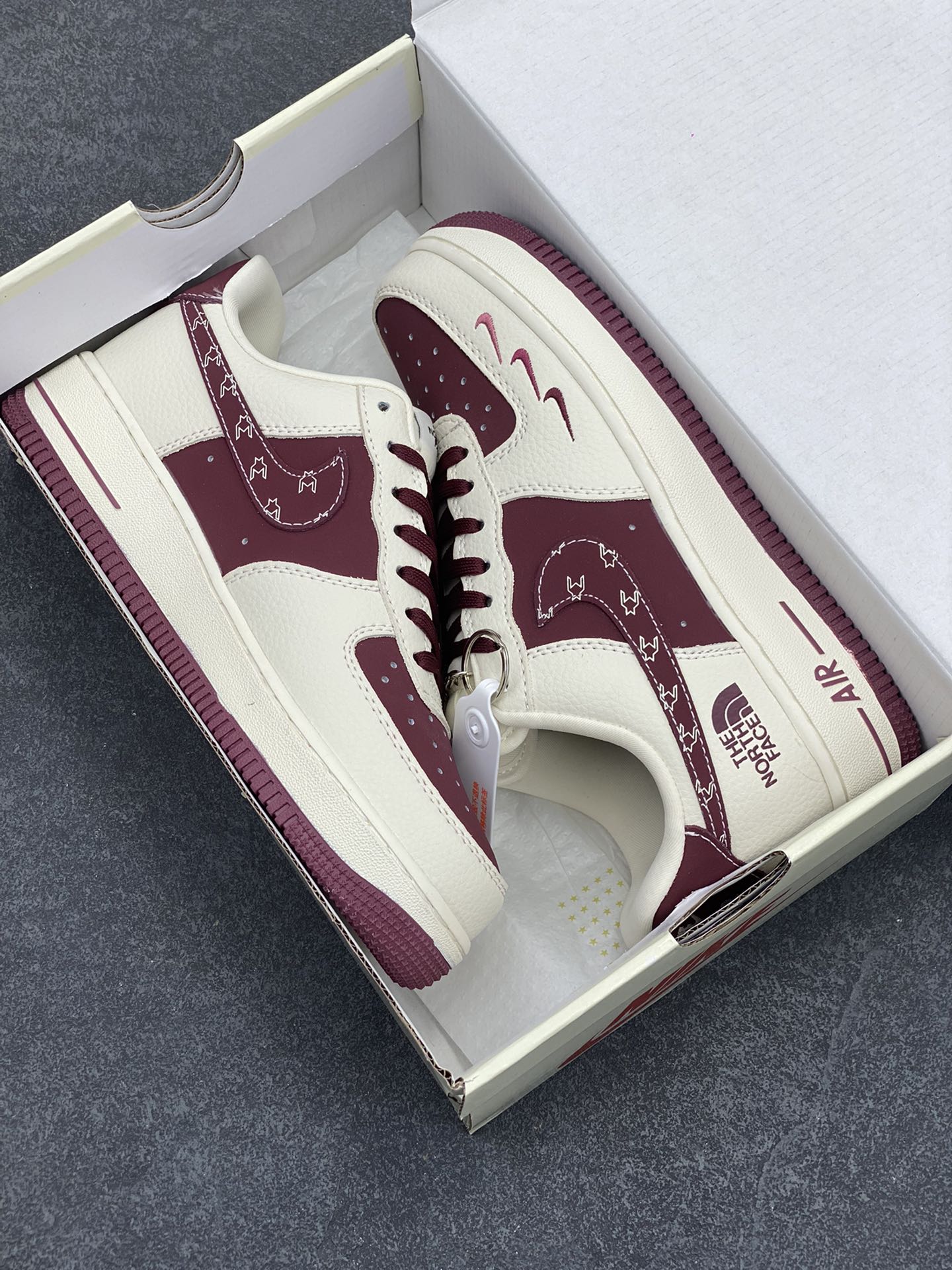 图片[9]-NIke Air Force 1 \’07 Low “北面联名——酒红三勾”空军一号 低帮 运动鞋 休闲鞋 折边针车 工艺难度大 原楦头原纸板 原装鞋盒 定制五金配件 内置全掌气垫 原厂鞋底 货号：KK1988-042 尺码：36 36.5 37.5 38 38.5 39 40 40.5 41 42 42.5 43 44 44.5 45-选品中心