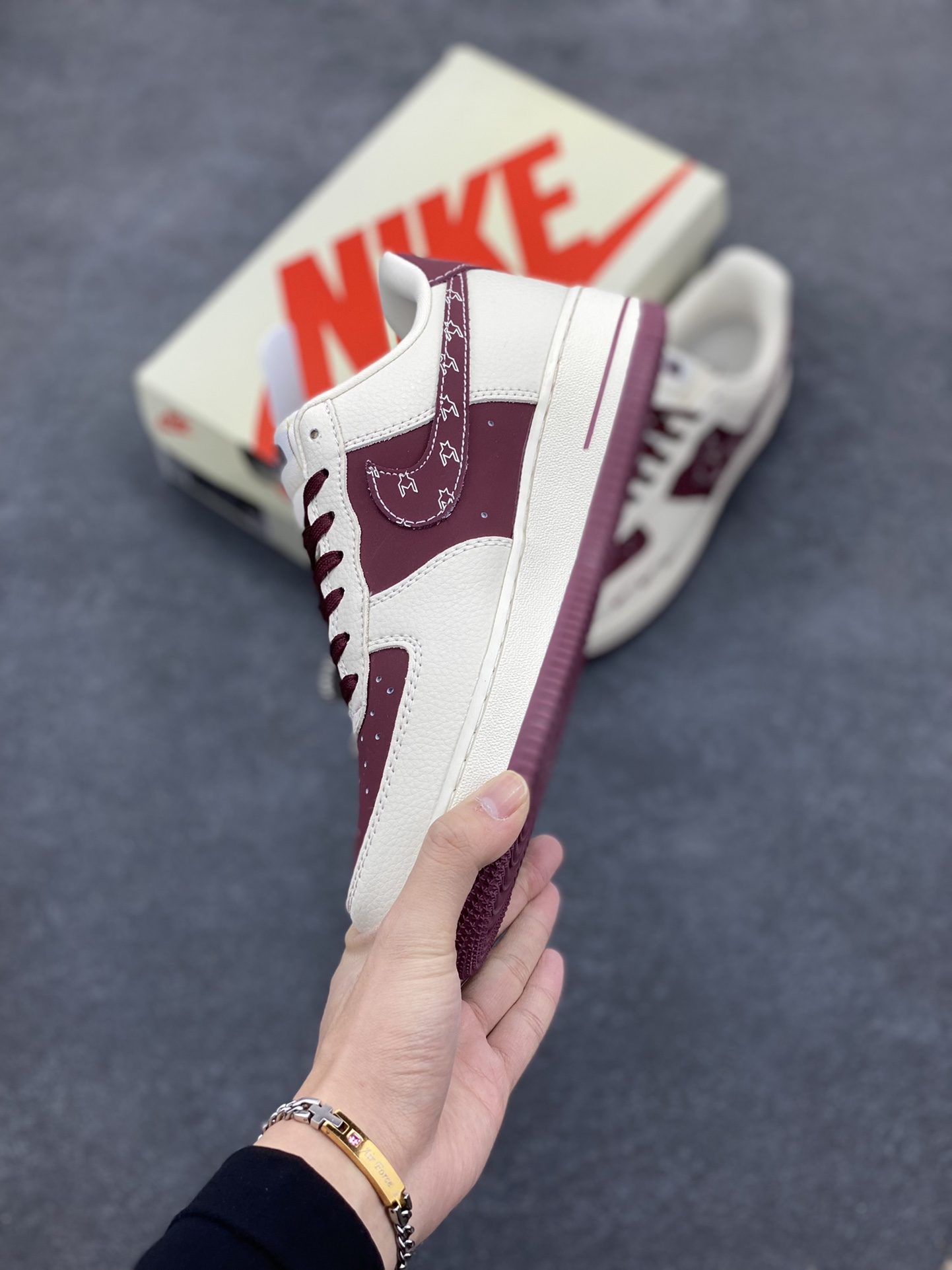 图片[3]-NIke Air Force 1 \’07 Low “北面联名——酒红三勾”空军一号 低帮 运动鞋 休闲鞋 折边针车 工艺难度大 原楦头原纸板 原装鞋盒 定制五金配件 内置全掌气垫 原厂鞋底 货号：KK1988-042 尺码：36 36.5 37.5 38 38.5 39 40 40.5 41 42 42.5 43 44 44.5 45-选品中心