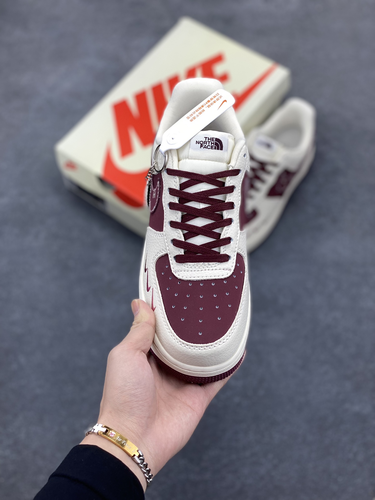 图片[2]-NIke Air Force 1 \’07 Low “北面联名——酒红三勾”空军一号 低帮 运动鞋 休闲鞋 折边针车 工艺难度大 原楦头原纸板 原装鞋盒 定制五金配件 内置全掌气垫 原厂鞋底 货号：KK1988-042 尺码：36 36.5 37.5 38 38.5 39 40 40.5 41 42 42.5 43 44 44.5 45-选品中心