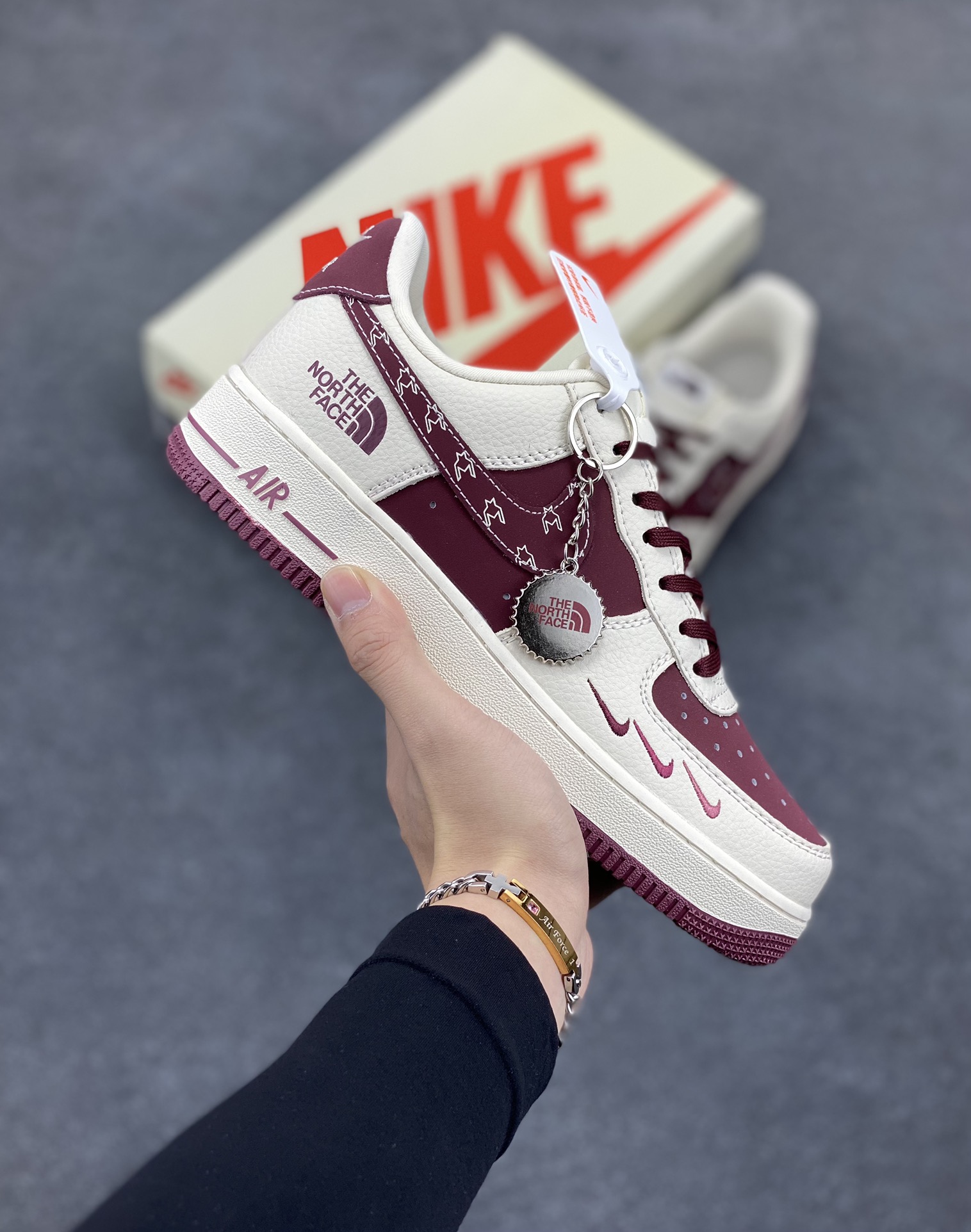 NIke Air Force 1 \’07 Low “北面联名——酒红三勾”空军一号 低帮 运动鞋 休闲鞋 折边针车 工艺难度大 原楦头原纸板 原装鞋盒 定制五金配件 内置全掌气垫 原厂鞋底 货号:KK1988-042 尺码:36 36.5 37.5 38 38.5 39 40 40.5 41 42 42.5 43 44 44.5 45-选品中心