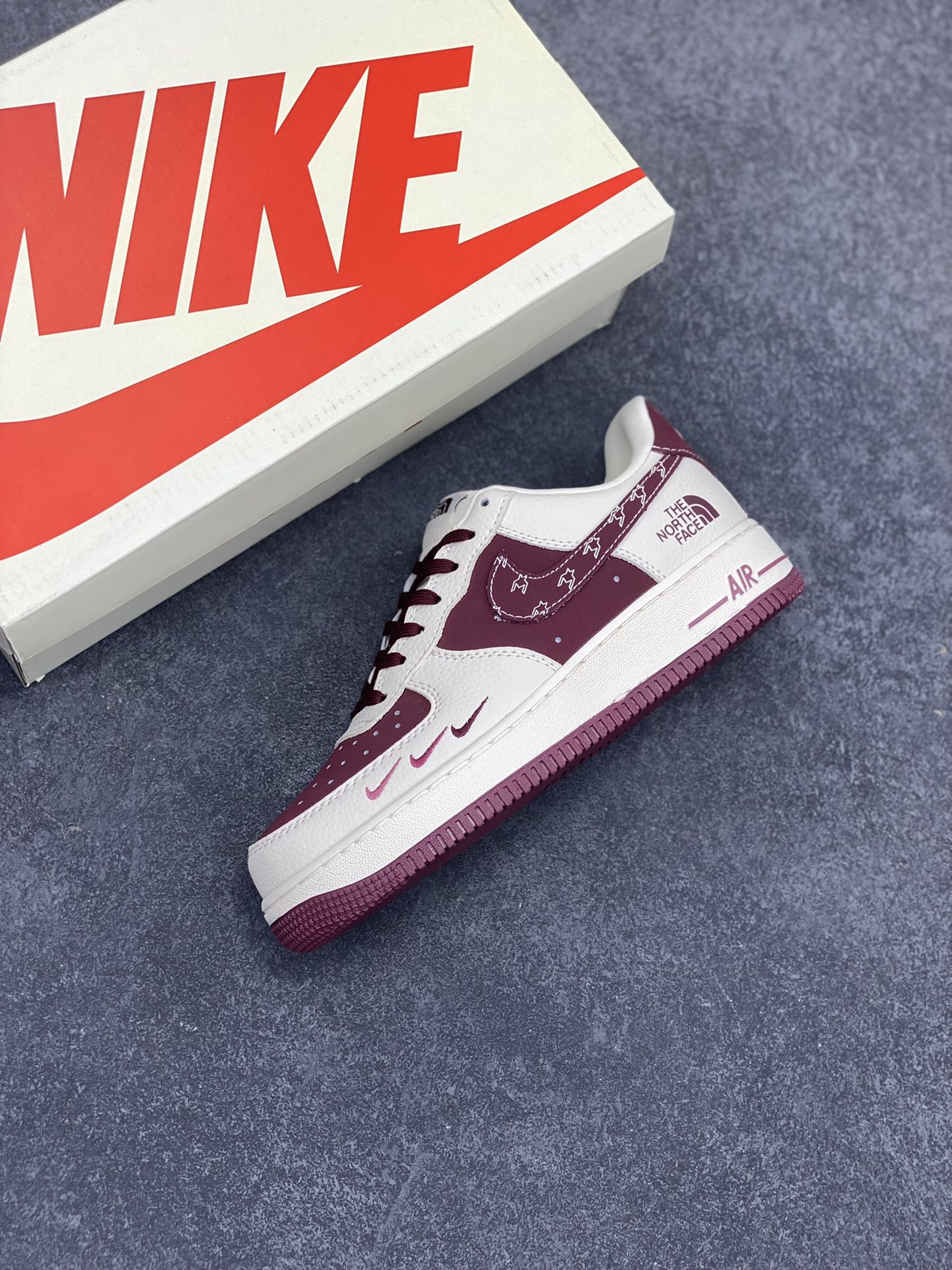 图片[7]-NIke Air Force 1 \’07 Low “北面联名——酒红三勾”空军一号 低帮 运动鞋 休闲鞋 折边针车 工艺难度大 原楦头原纸板 原装鞋盒 定制五金配件 内置全掌气垫 原厂鞋底 货号：KK1988-042 尺码：36 36.5 37.5 38 38.5 39 40 40.5 41 42 42.5 43 44 44.5 45-选品中心