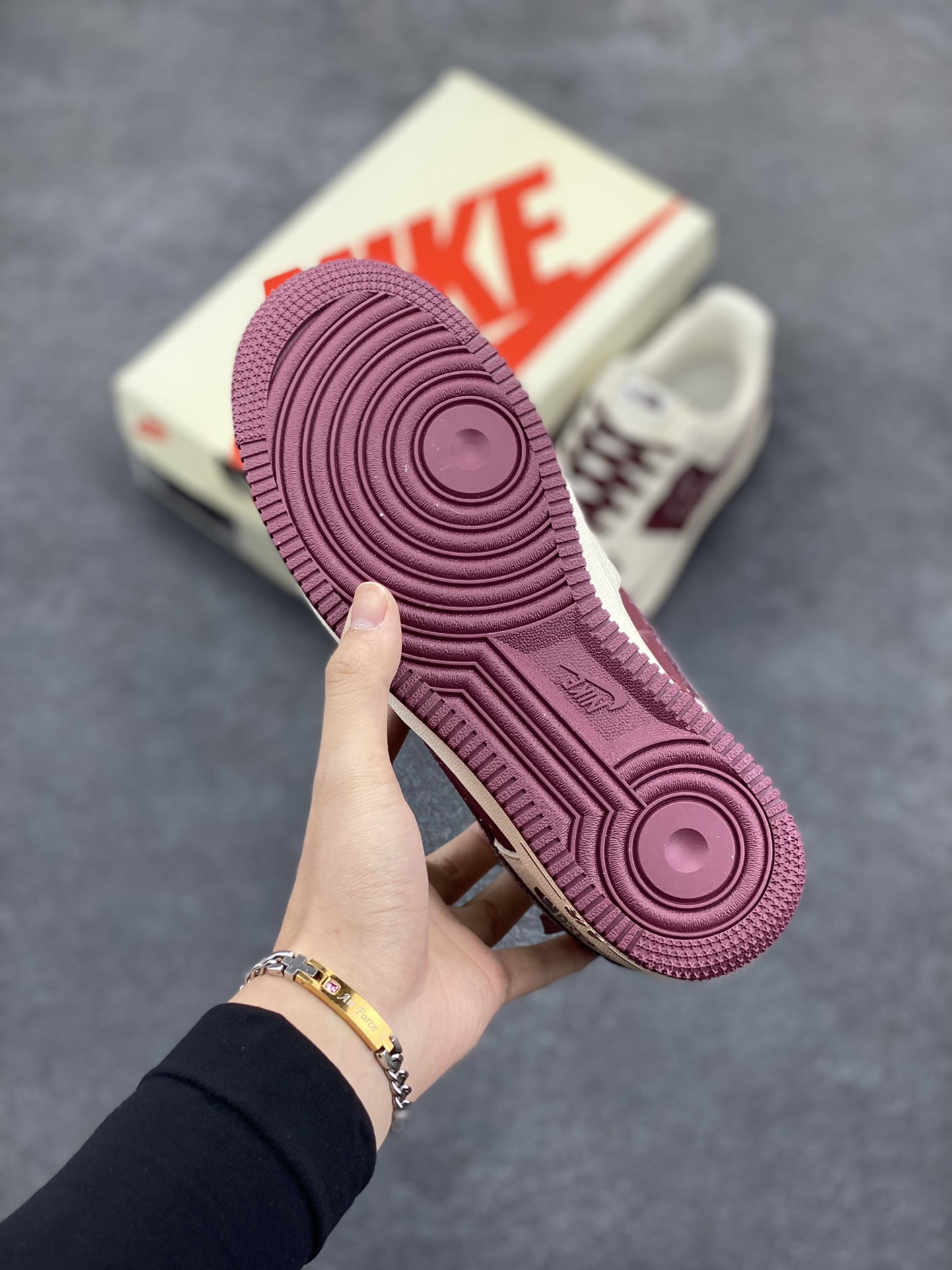 图片[5]-NIke Air Force 1 \’07 Low “北面联名——酒红三勾”空军一号 低帮 运动鞋 休闲鞋 折边针车 工艺难度大 原楦头原纸板 原装鞋盒 定制五金配件 内置全掌气垫 原厂鞋底 货号：KK1988-042 尺码：36 36.5 37.5 38 38.5 39 40 40.5 41 42 42.5 43 44 44.5 45-选品中心