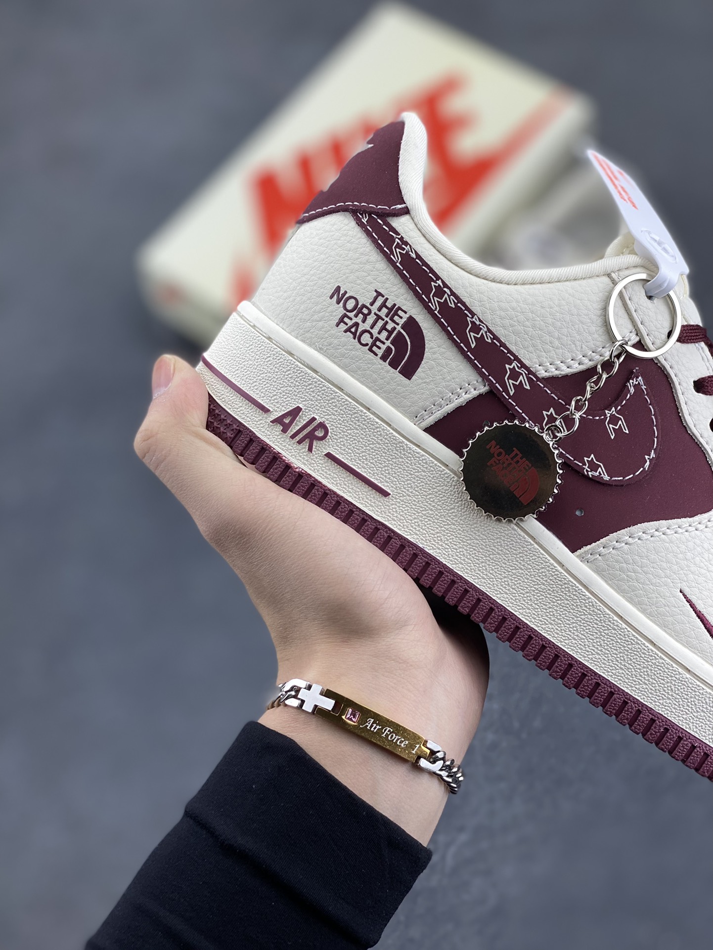 图片[6]-NIke Air Force 1 \’07 Low “北面联名——酒红三勾”空军一号 低帮 运动鞋 休闲鞋 折边针车 工艺难度大 原楦头原纸板 原装鞋盒 定制五金配件 内置全掌气垫 原厂鞋底 货号：KK1988-042 尺码：36 36.5 37.5 38 38.5 39 40 40.5 41 42 42.5 43 44 44.5 45-选品中心