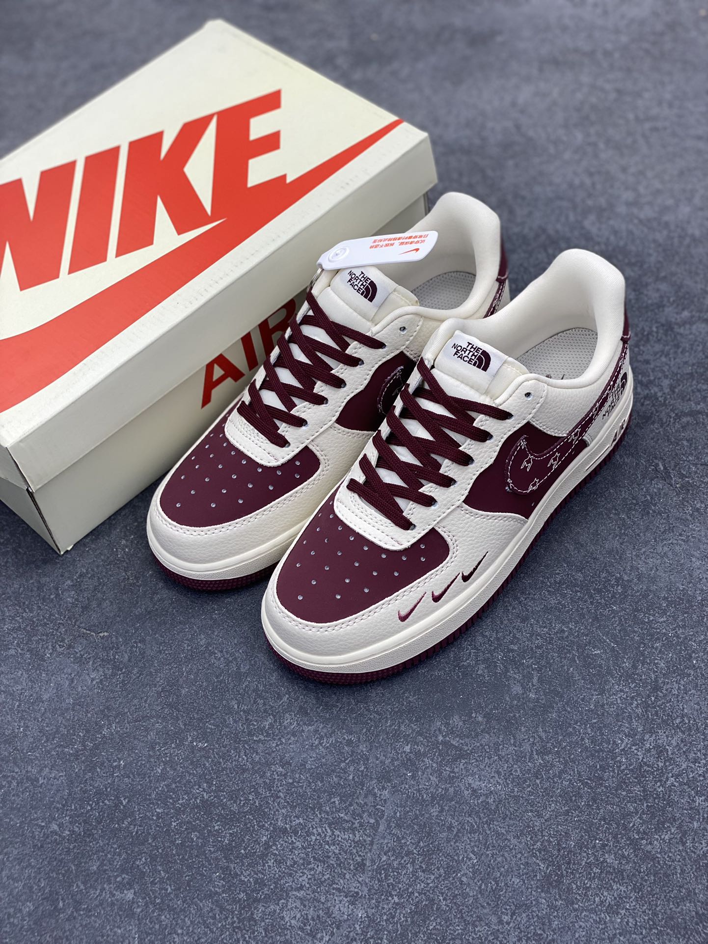 图片[8]-NIke Air Force 1 \’07 Low “北面联名——酒红三勾”空军一号 低帮 运动鞋 休闲鞋 折边针车 工艺难度大 原楦头原纸板 原装鞋盒 定制五金配件 内置全掌气垫 原厂鞋底 货号：KK1988-042 尺码：36 36.5 37.5 38 38.5 39 40 40.5 41 42 42.5 43 44 44.5 45-选品中心