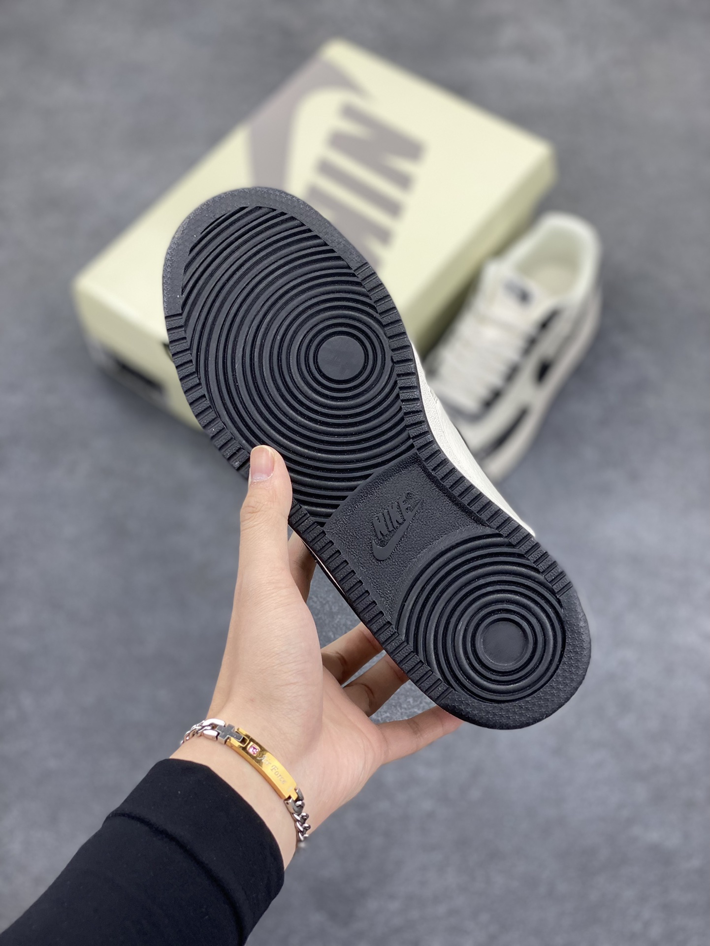 图片[5]-海外爆款 ZP订单 NIKE EBERNON Low prm 小空军低帮百搭透气休闲运动板鞋 独家头层版本 原数据独家私模大底 纯正版型 清洁度完美 货号：FD5188-118 尺码：36 36.5 37.5 38 38.5 39 40 40.5 41 42 42.5 43 44 44.5 45-选品中心