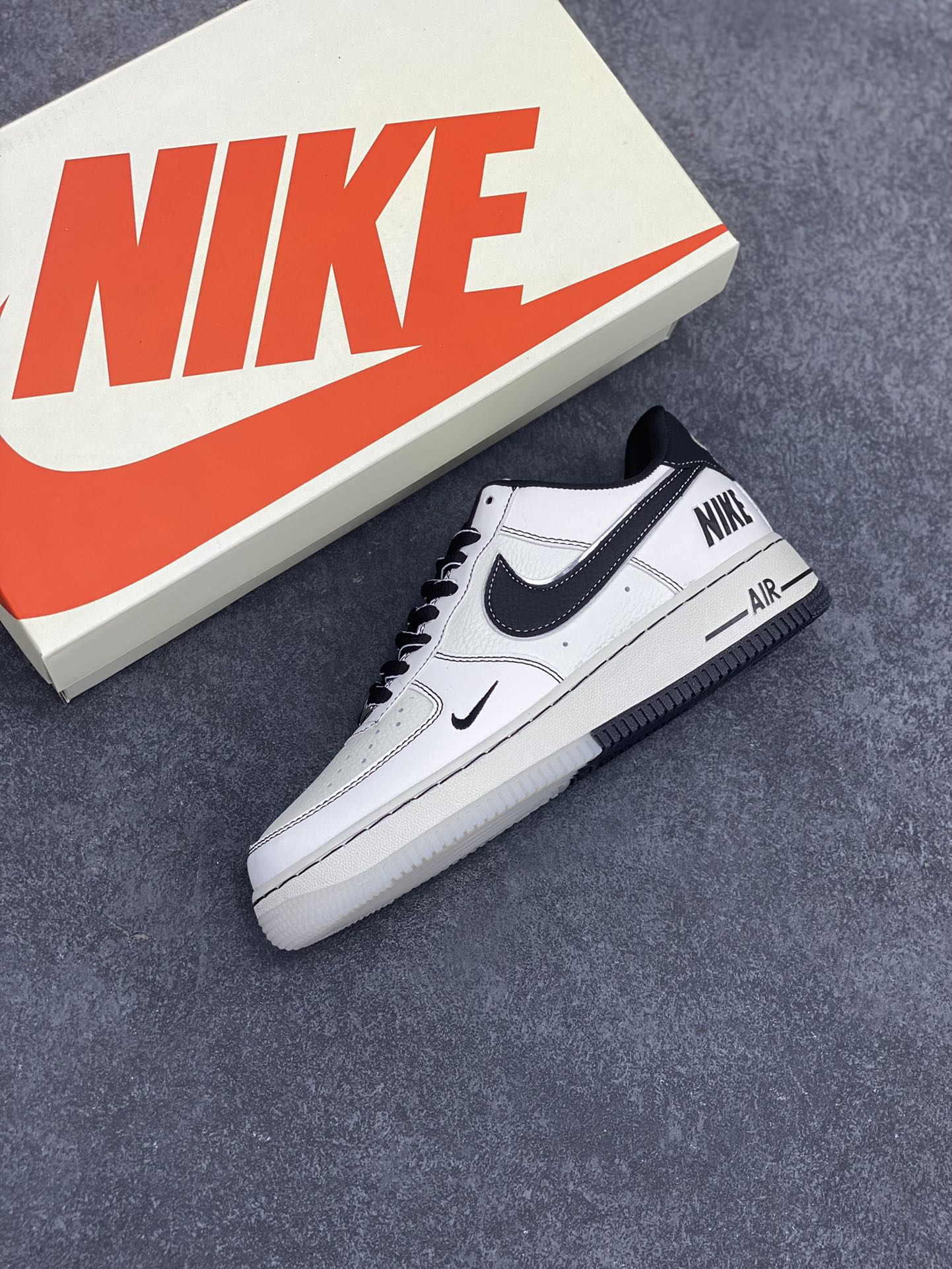 图片[7]-NIke Air Force 1 \’07 Low “NIKE联名–黑线双色底”空军一号 低帮 运动鞋 休闲鞋 折边针车 工艺难度大 原楦头原纸板 原装鞋盒 定制五金配件 内置全掌气垫 原厂鞋底 货号：CH6336-515 尺码：36 36.5 37.5 38 38.5 39 40 40.5 41 42 42.5 43 44 44.5 45-选品中心