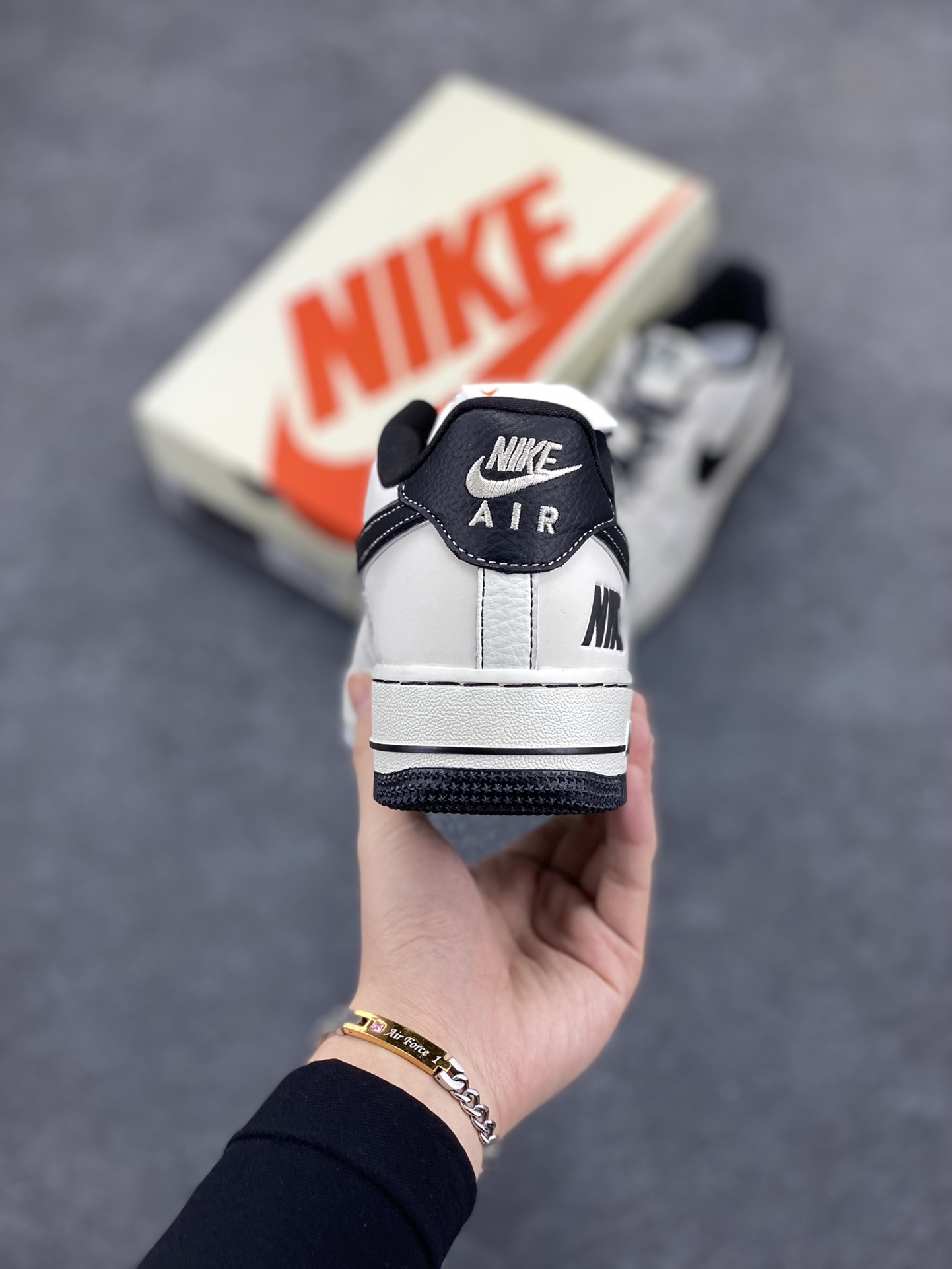 图片[4]-NIke Air Force 1 \’07 Low “NIKE联名–黑线双色底”空军一号 低帮 运动鞋 休闲鞋 折边针车 工艺难度大 原楦头原纸板 原装鞋盒 定制五金配件 内置全掌气垫 原厂鞋底 货号：CH6336-515 尺码：36 36.5 37.5 38 38.5 39 40 40.5 41 42 42.5 43 44 44.5 45-选品中心